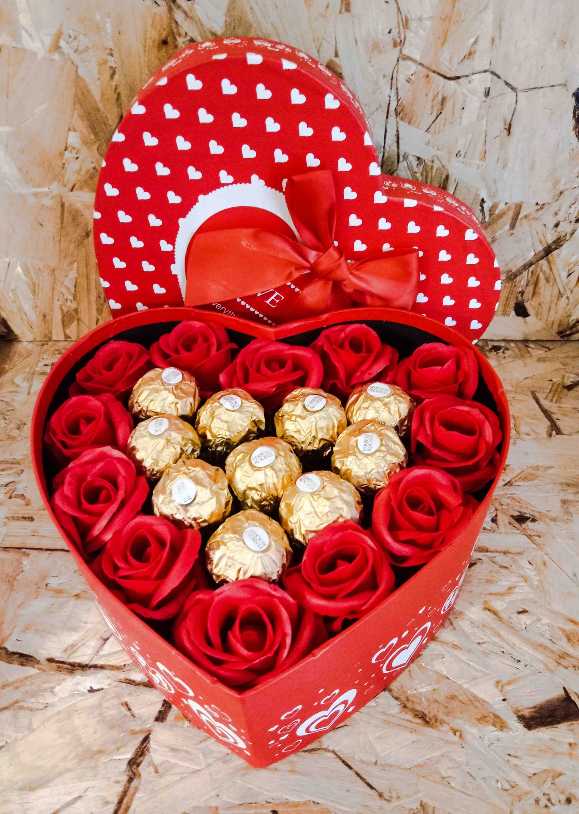 Κόκκινο κουτί καρδιά με Soap Roses RED και Ferrero Rocher