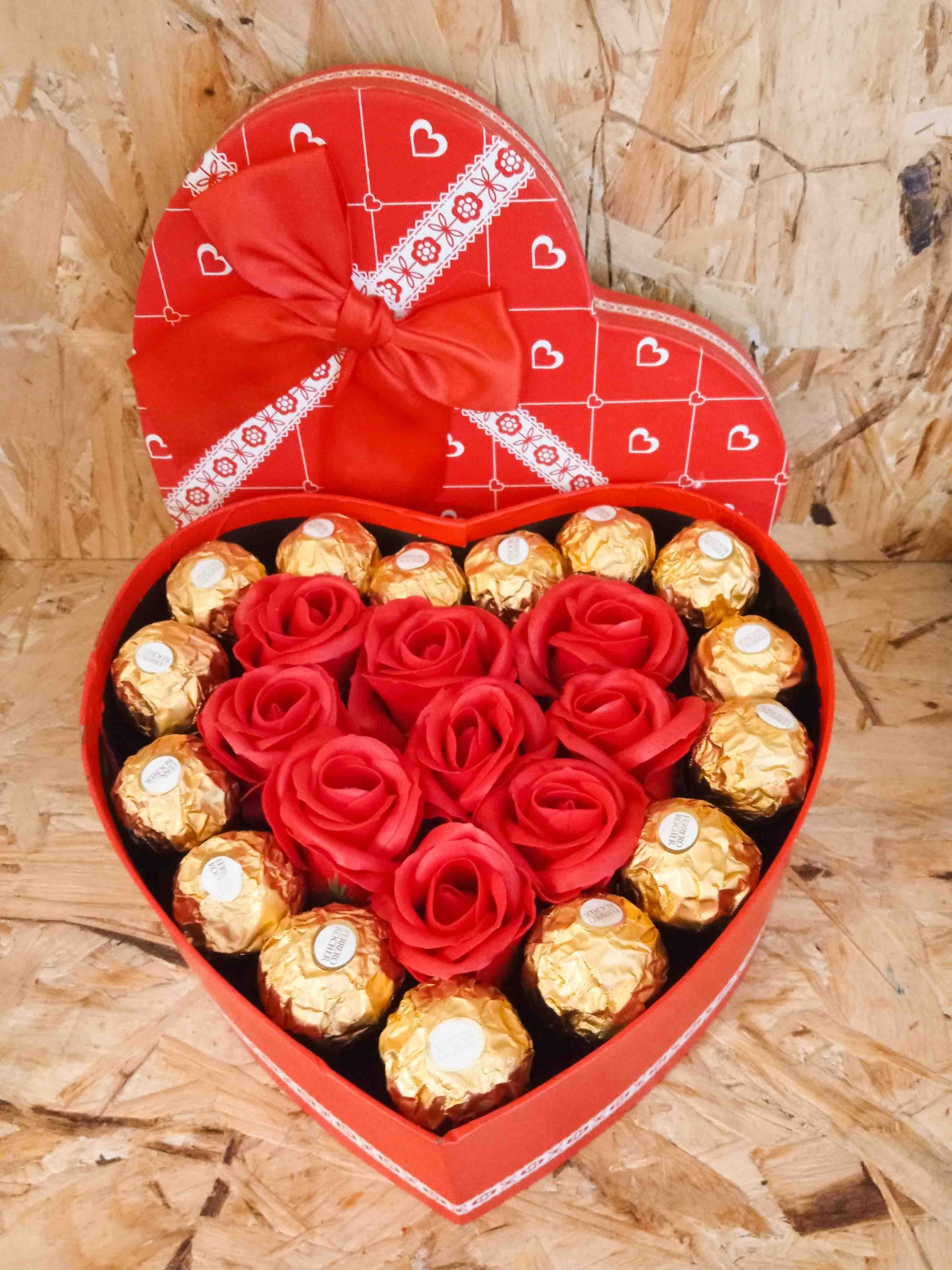 Κόκκινο κουτί καρδιά με Soap Roses RED  και Ferrero Rocher