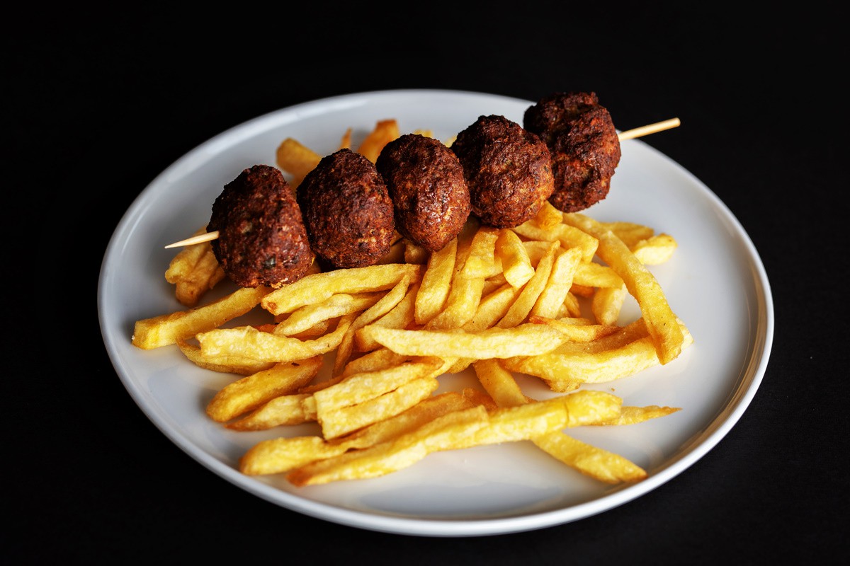 Κεφτεδάκια µε φρέσκιες πατάτες τηγανητές