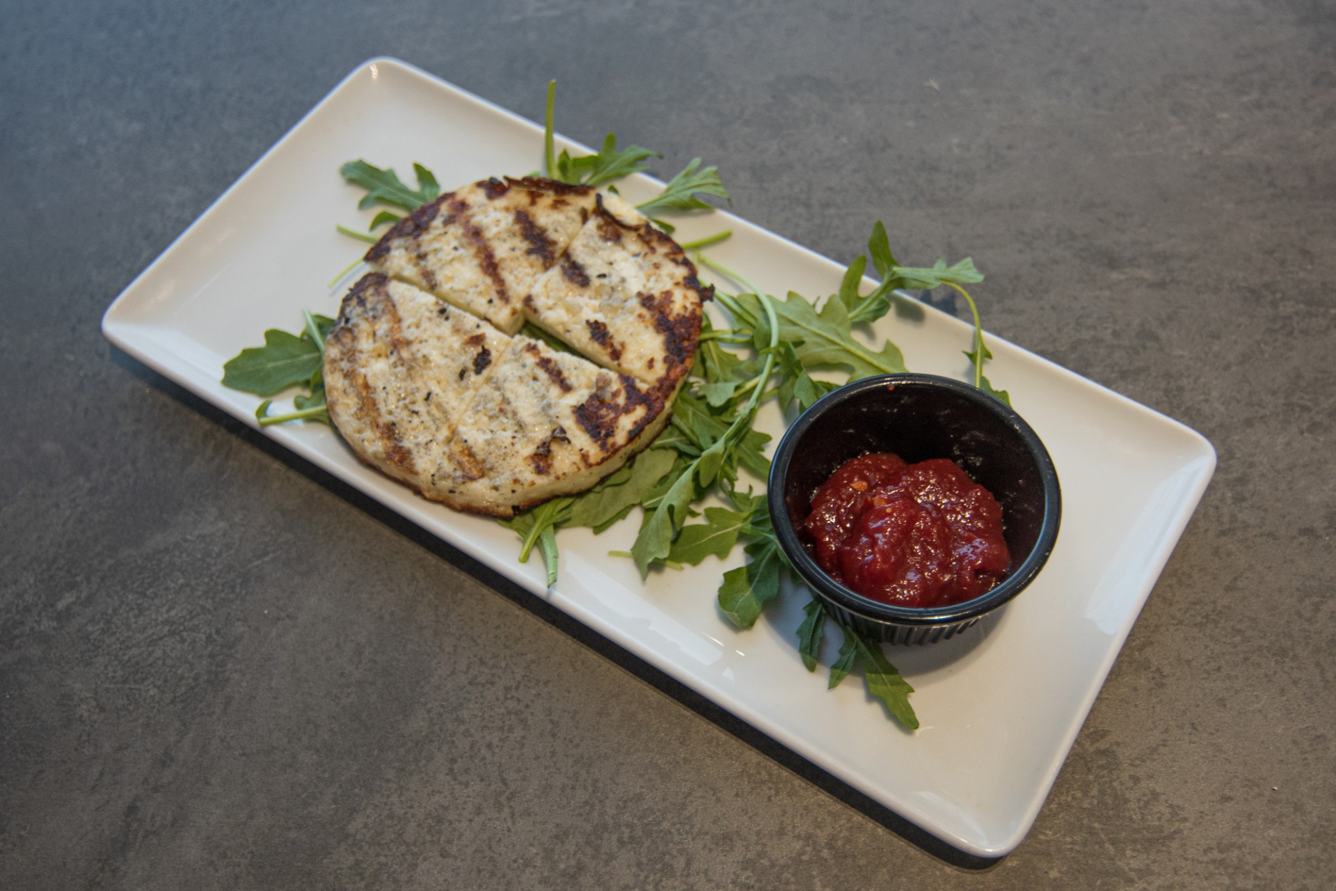 Ταλαγάνι σχάρας με chutney ντομάτας