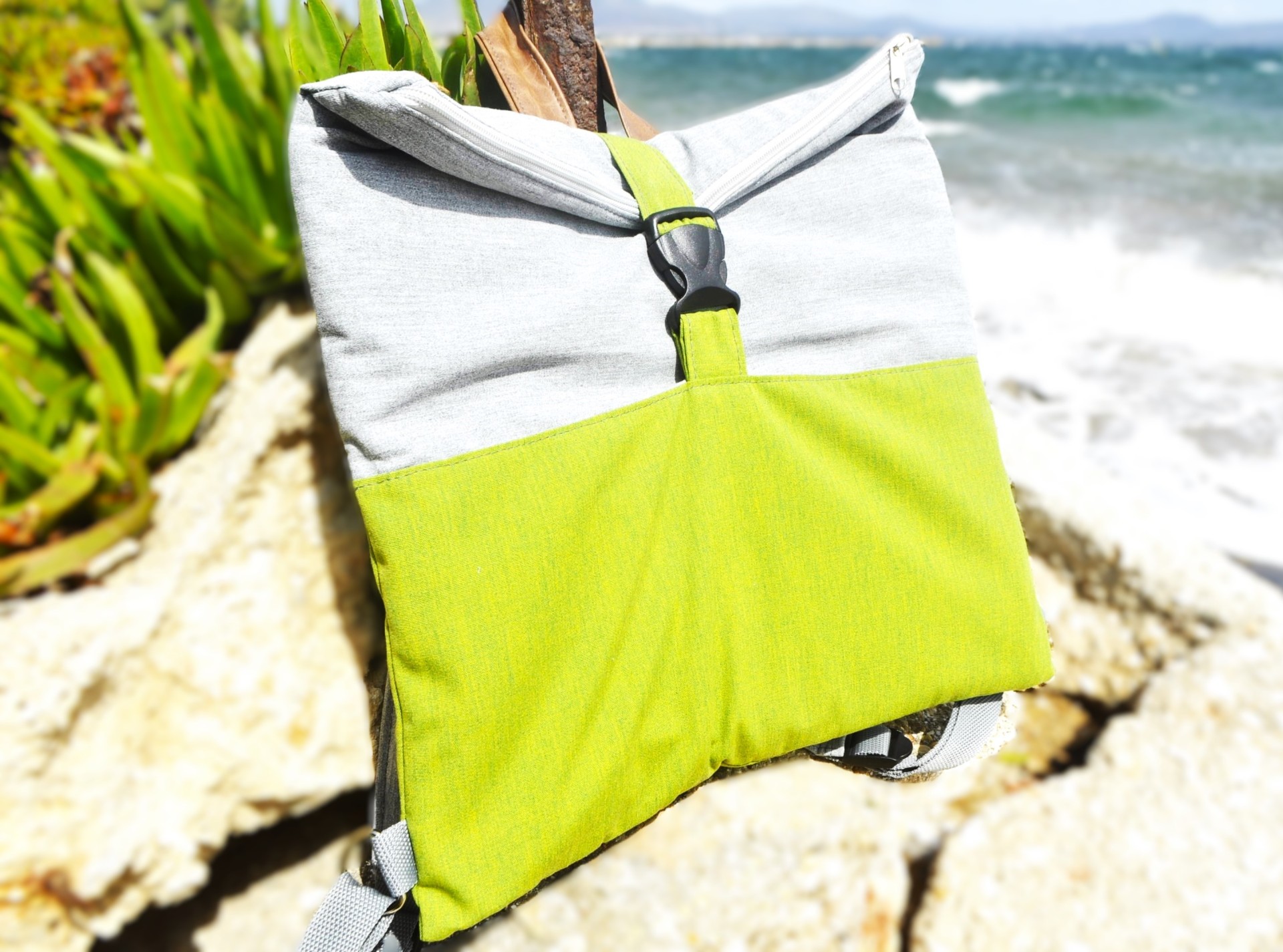 Slim medium backpack grey green 01 