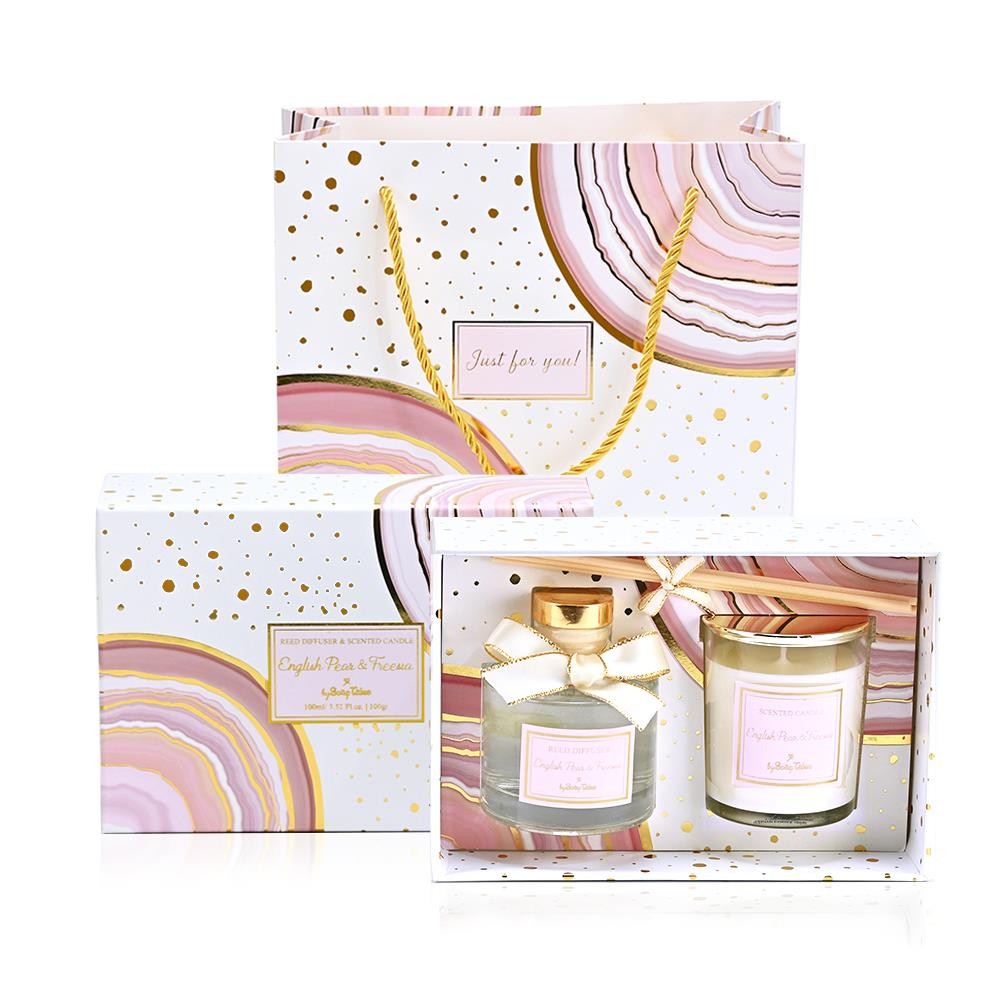 Σετ δώρου αρωματικό κερί και αρωματικό χώρου english pear and freesia μαζί με τσάντα δώρου