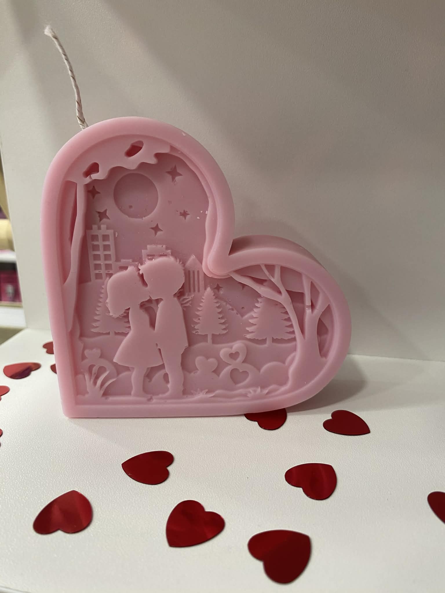 Χειροποίητο αρωματικό κερί καρδιά με ανάγλυφο σχέδιο ζευγαριού