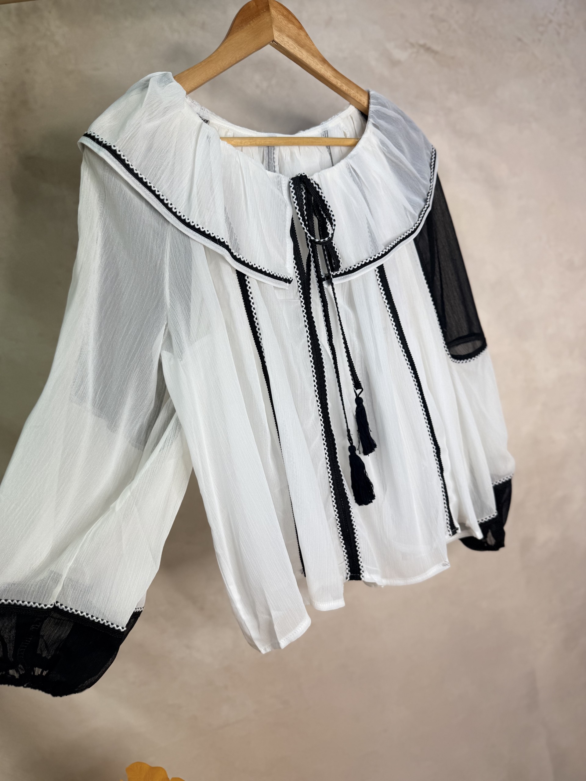 BLACK AND WHITE BLOUSE