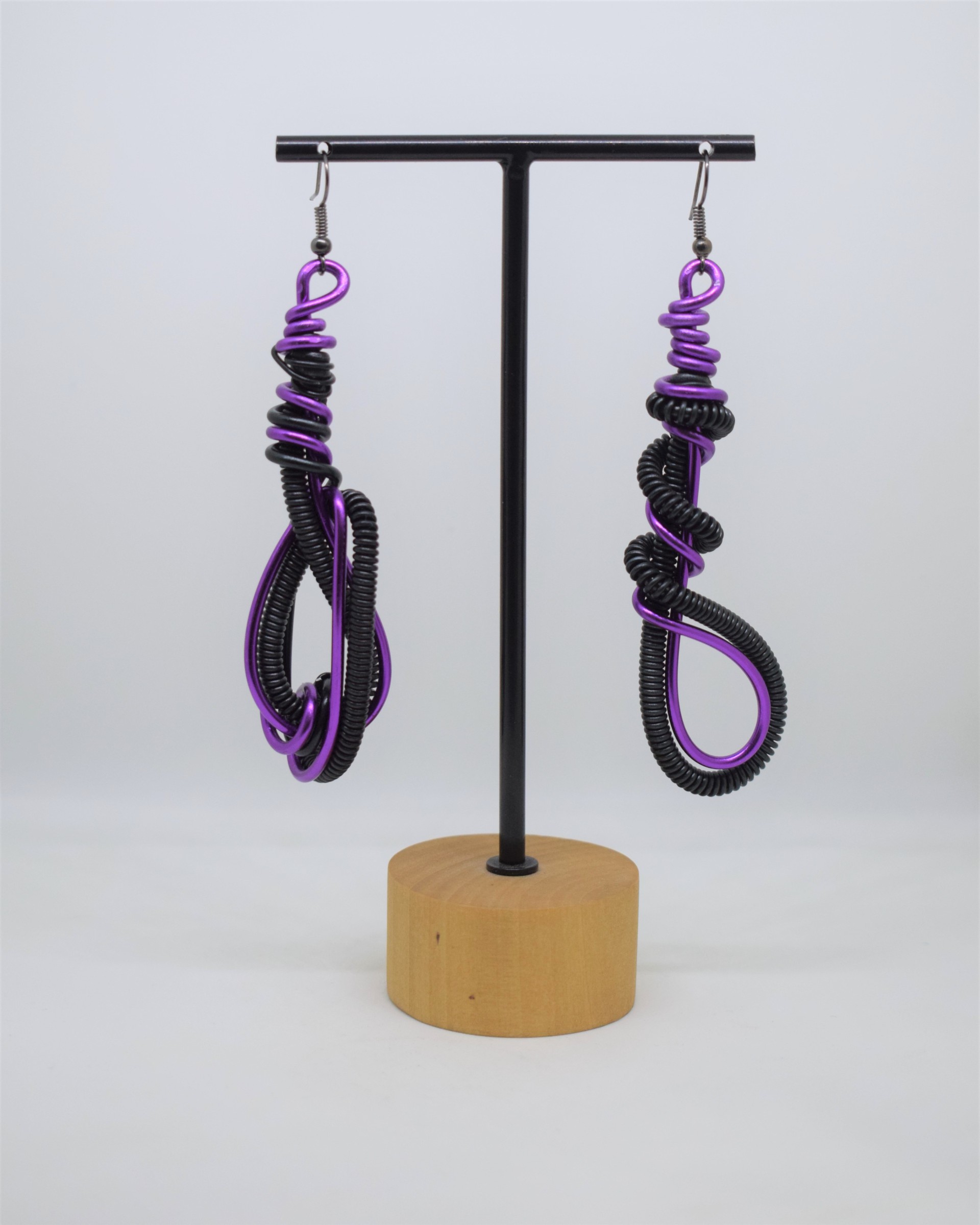 Σκουλαρίκια μωβ με μαύρο σπιράλ