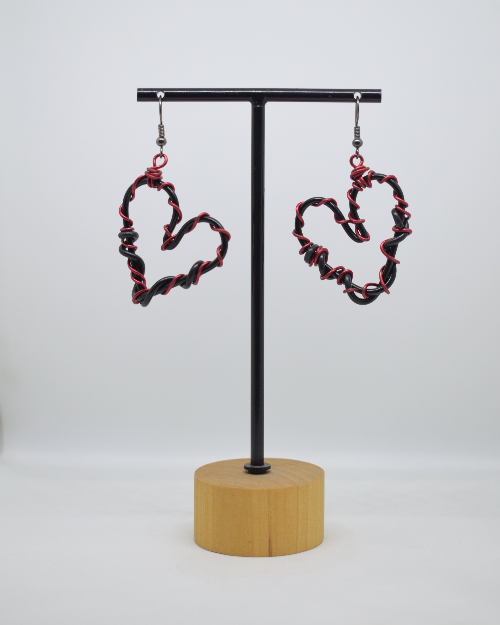 Σκουλαρίκια καρδιές μαύρες με κόκκινο σπιράλ