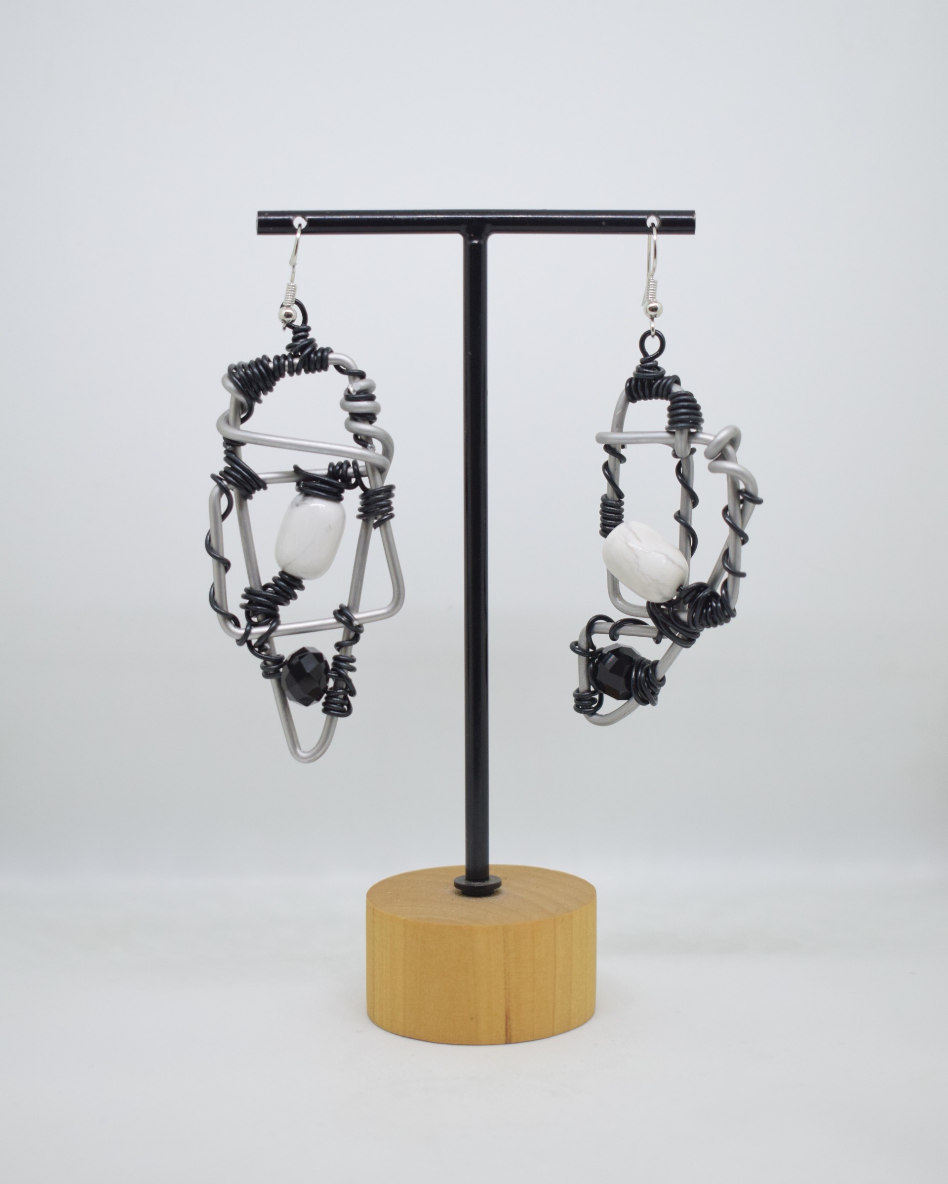 Σκουλαρίκια ασημί ματ με μαύρο σπιραλ - λευκό χαολίτη & μαύρα κρυσταλλάκια