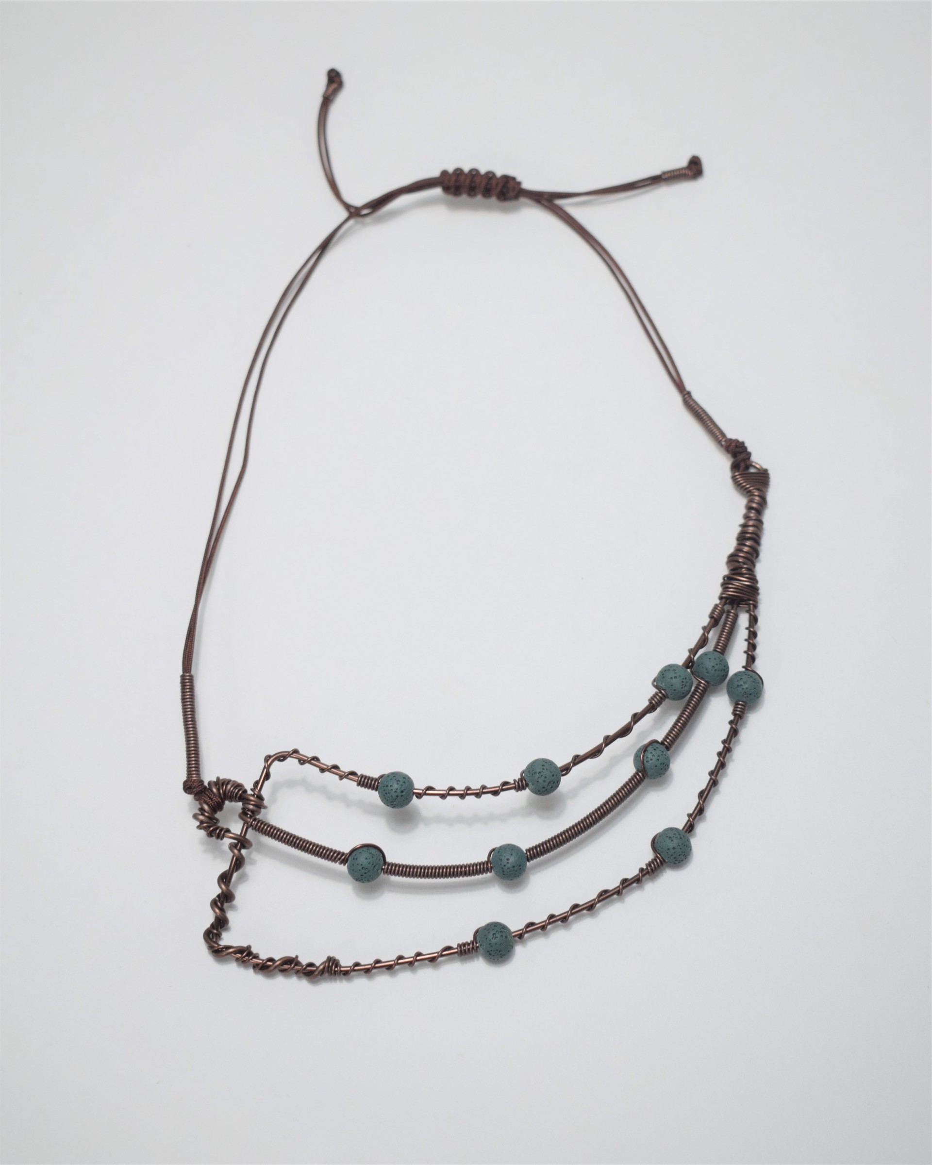 Κολιέ καφέ σπιράλ με πράσινη lava 