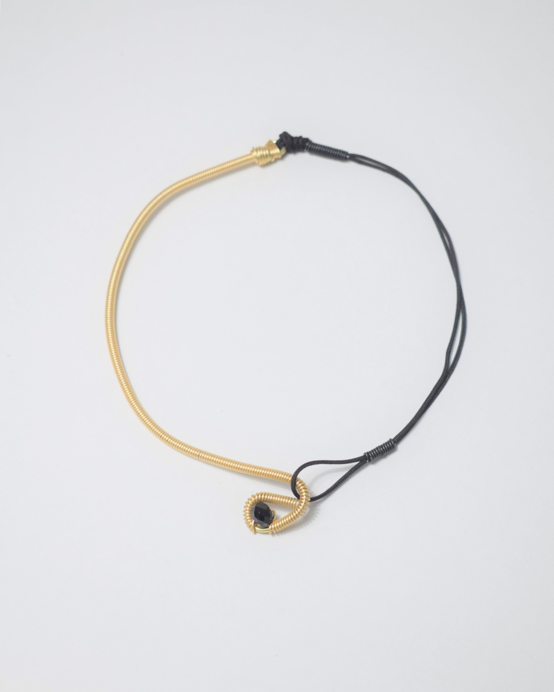 Κολιέ light gold σπιράλ με μαύρο κρυσταλλάκι