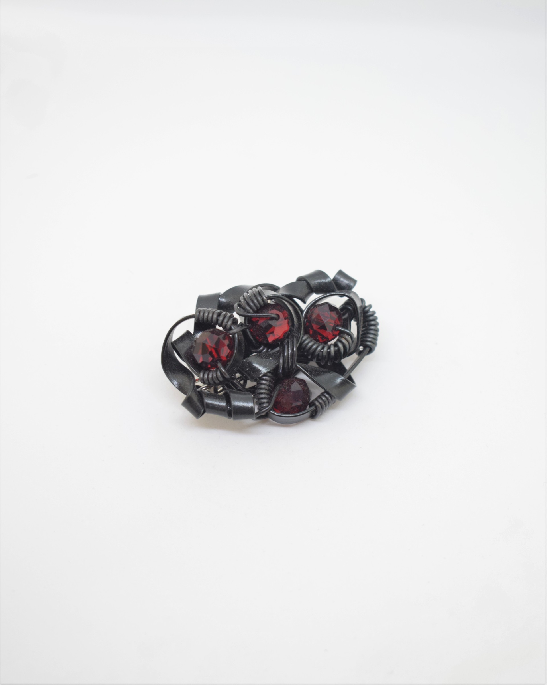 Καρφίτσα μαύρη με κόκκινα κρυσταλλάκια