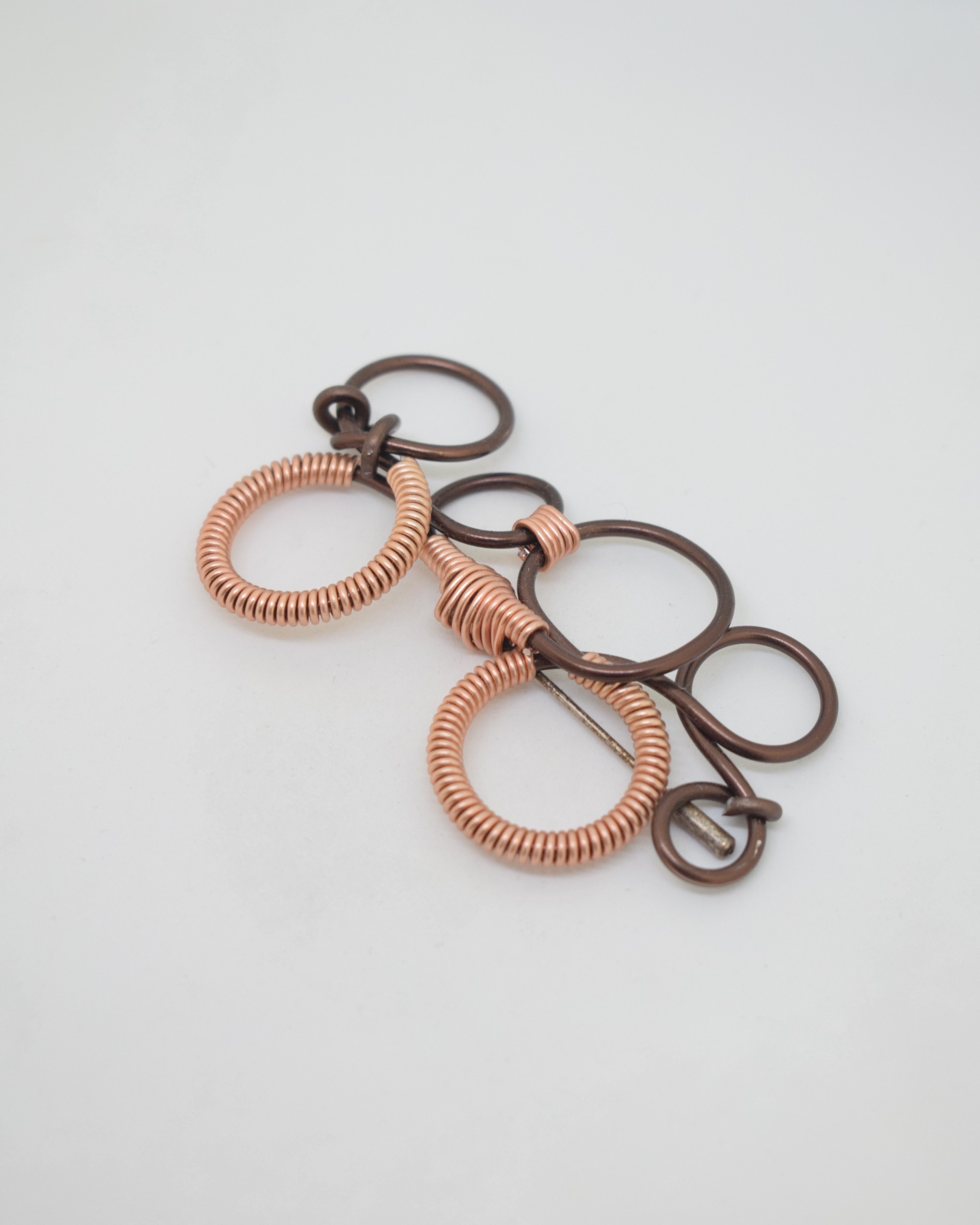 Καρφίτσα καφέ με rose gold σπιράλ