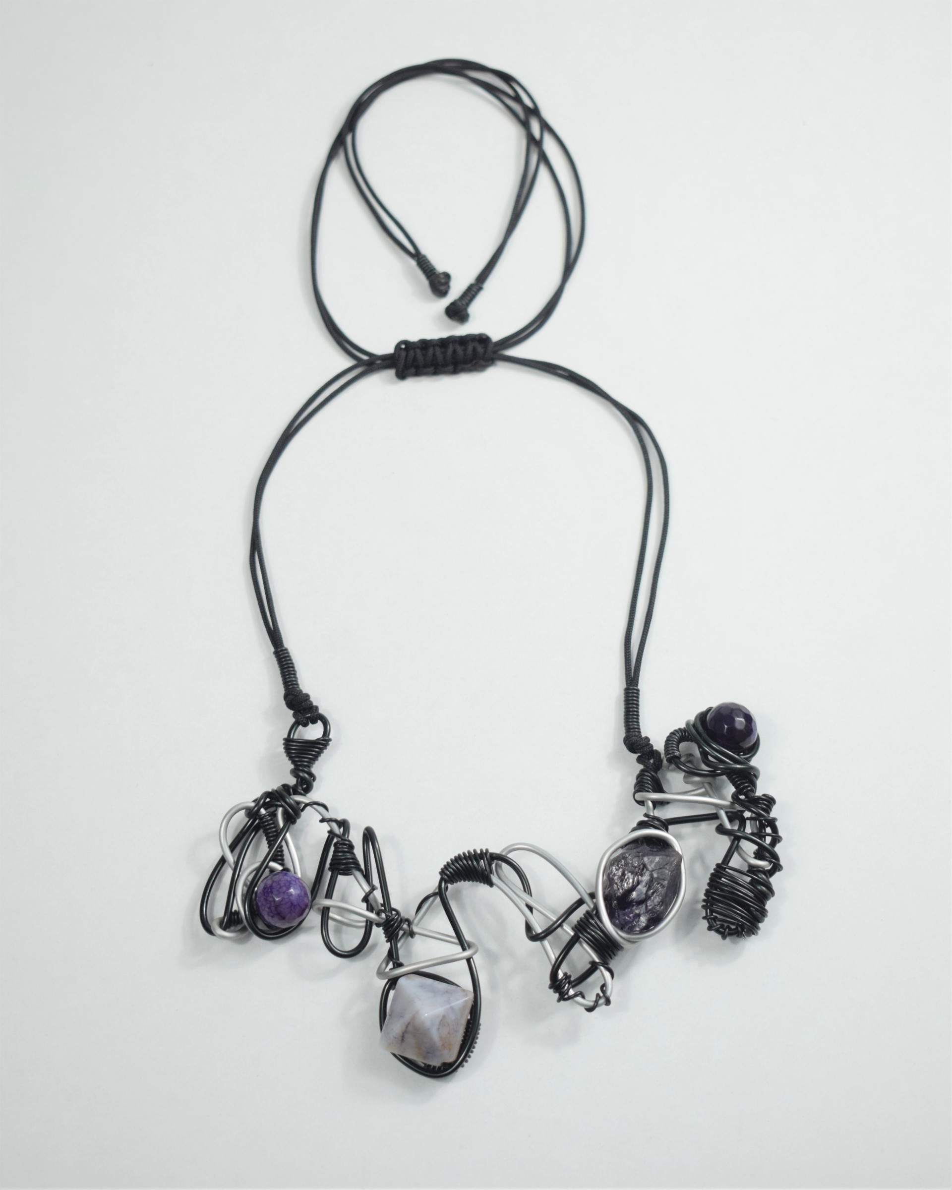 Κολιέ ασημί ματ - μαύρο με αχάτες & ακατέργαστο αμέθυστο 