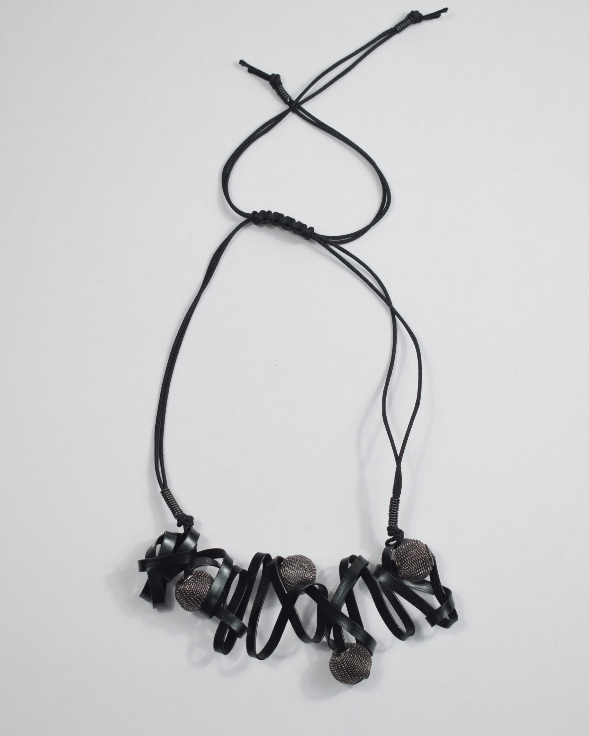 Κολιέ μαύρο με ανθρακί στοιχεία αλουμινίου 