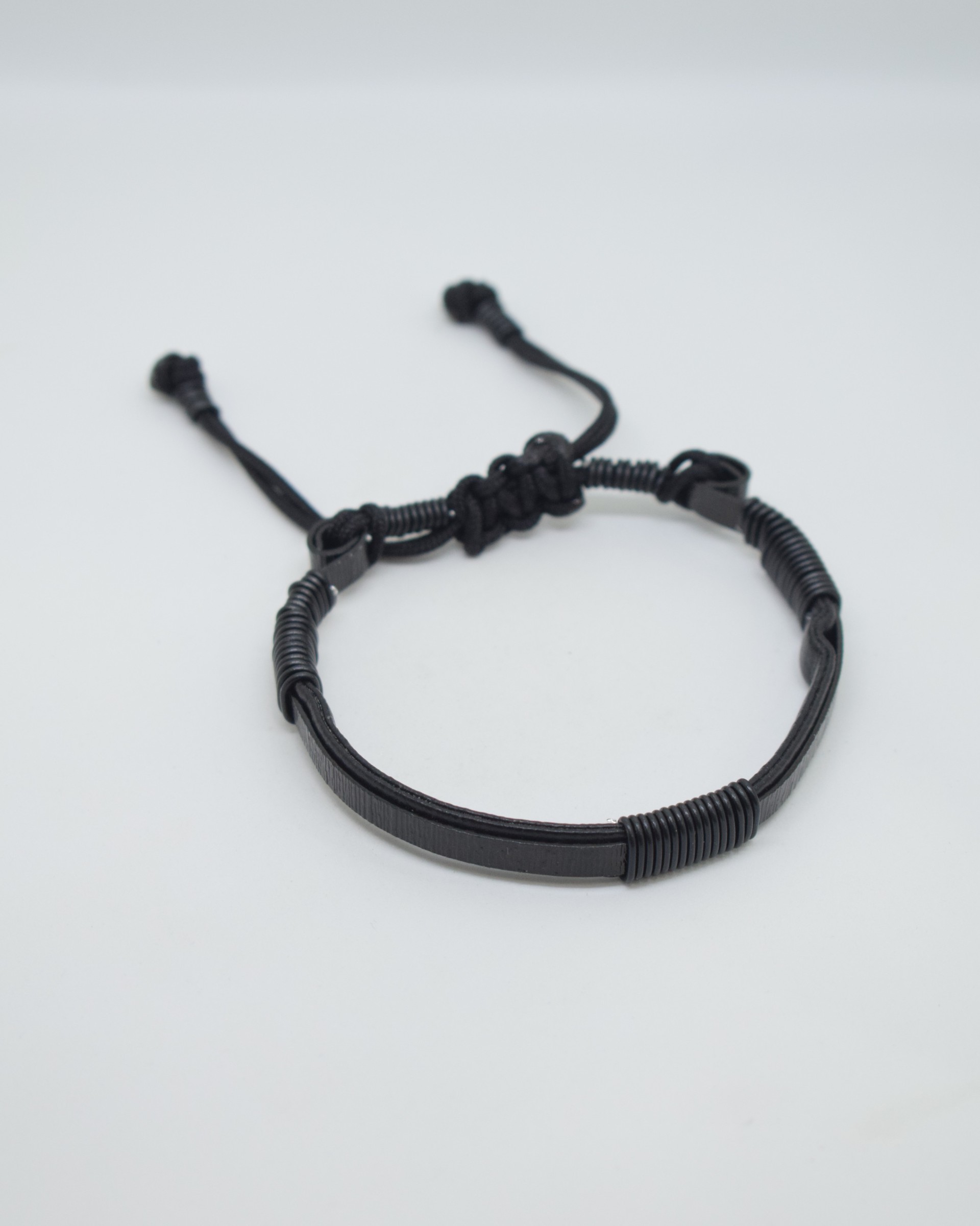 Βραχιόλι μαύρο ματ ανάγλυφο με μαύρο σπιράλ & μαύρο δέρμα