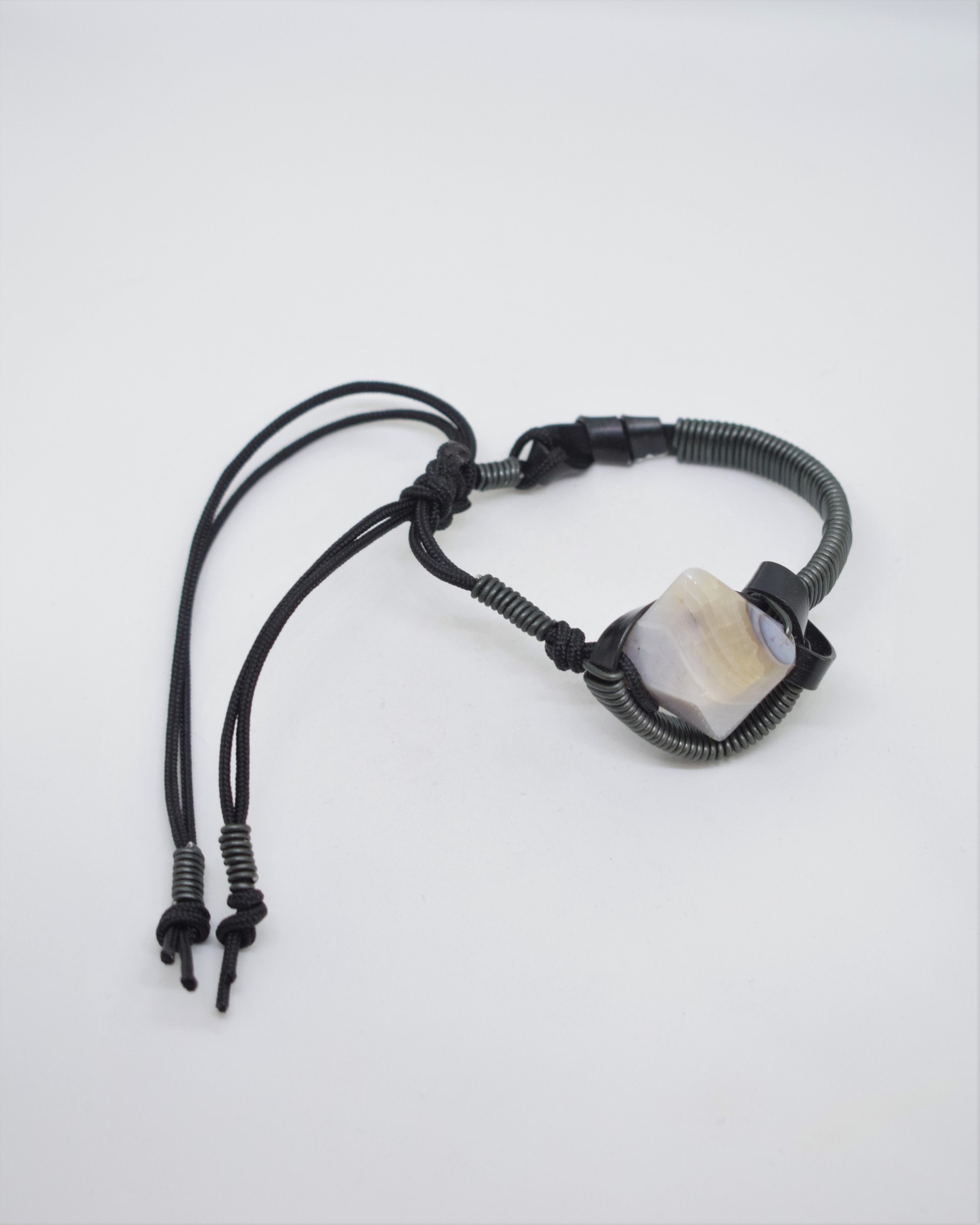 Βραχιόλι σπιράλ μαύρο με αχάτη πυραμίδα