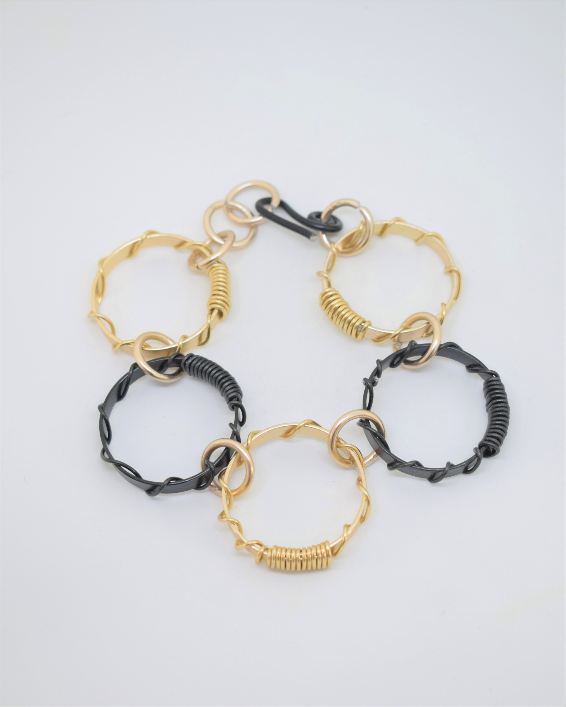 Βραχιόλι light gold - μαύροι κρίκοι