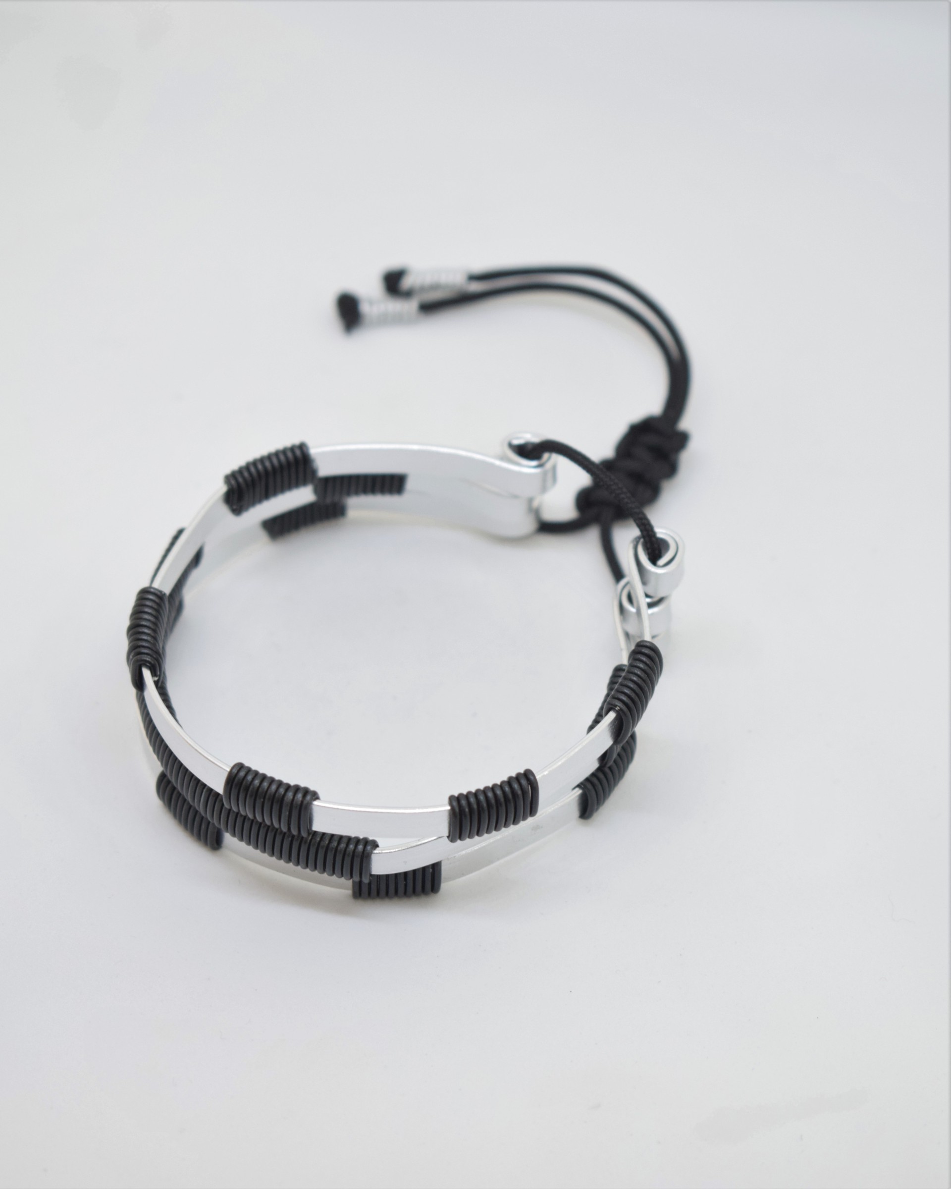 Βραχιόλι ασημί με μαύρα σπιράλ