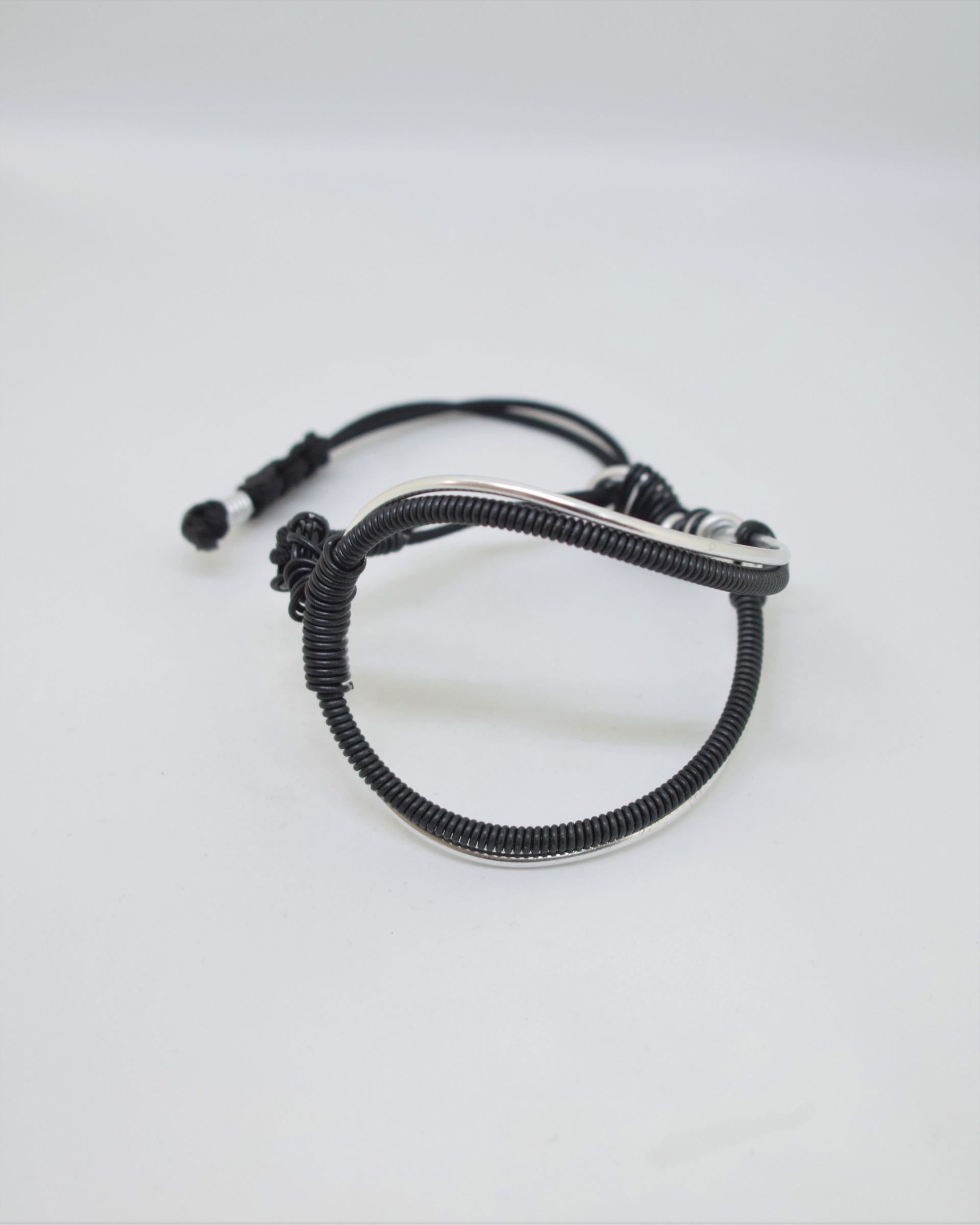 Βραχιόλι ασημί με μαύρα σπιράλ 