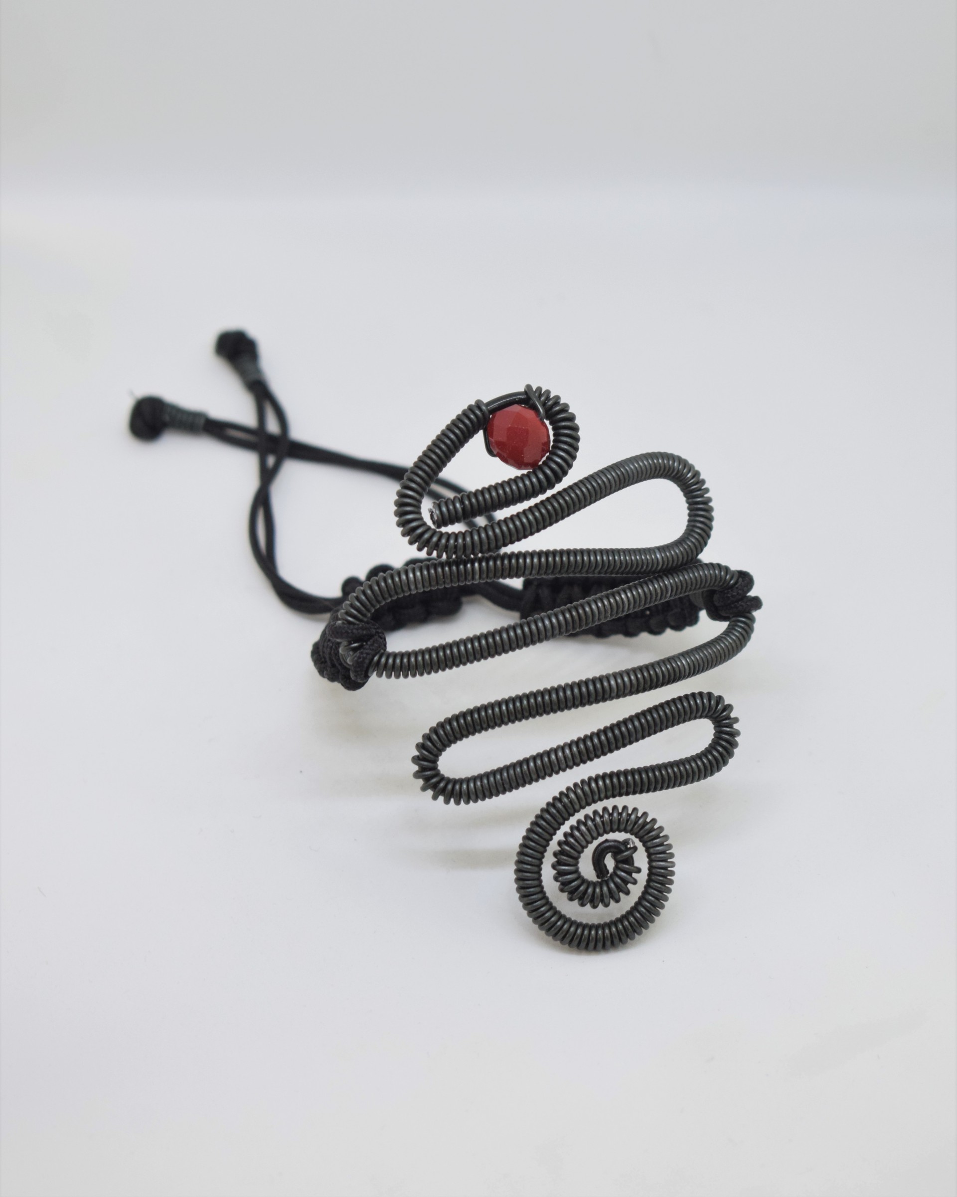 Βραχιόλι μαύρο σπιράλ με κόκκινο κρυσταλλάκι