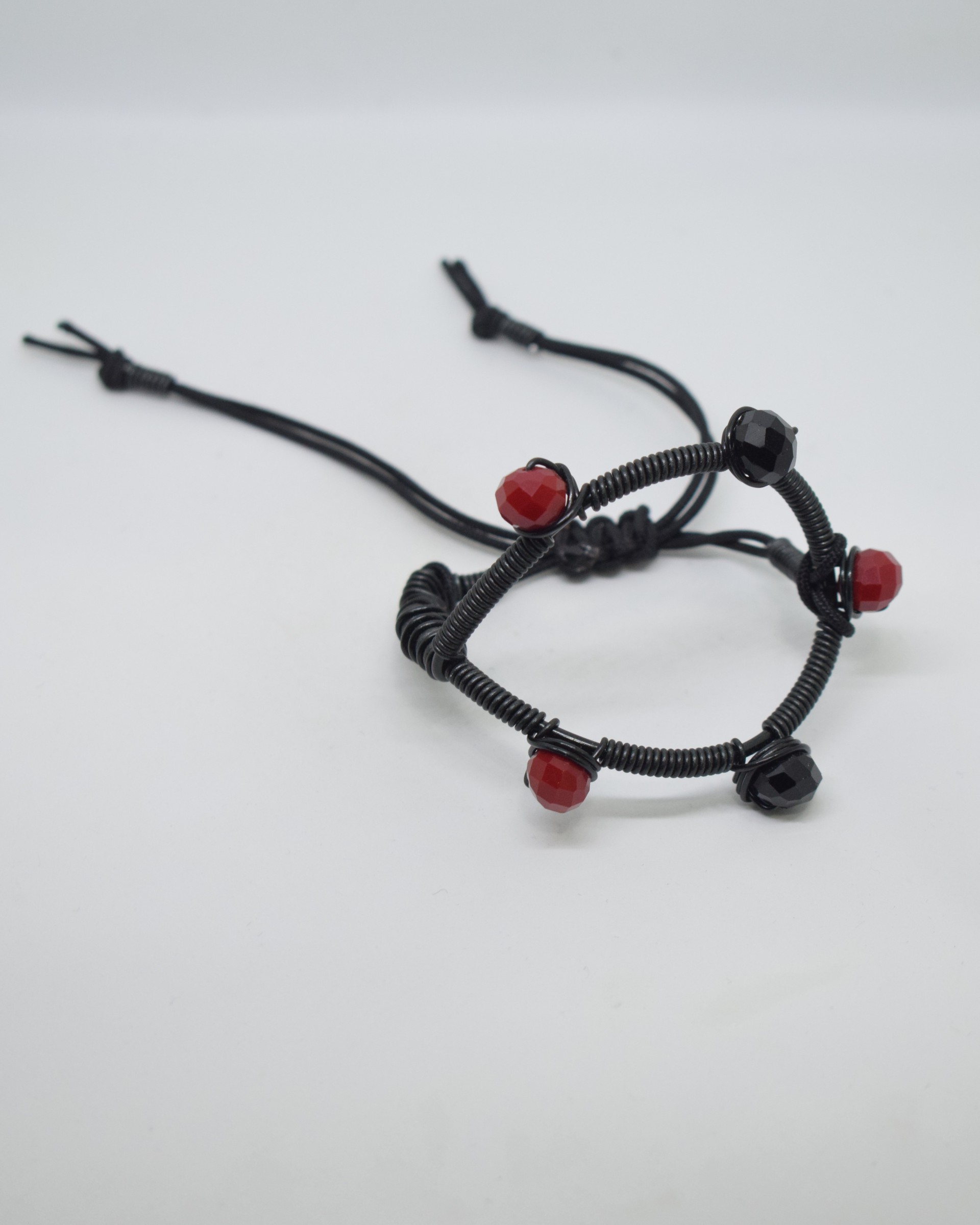 Βραχιόλι μαύρο σπιράλ με κόκκινα & μαύρα κρυσταλλάκια