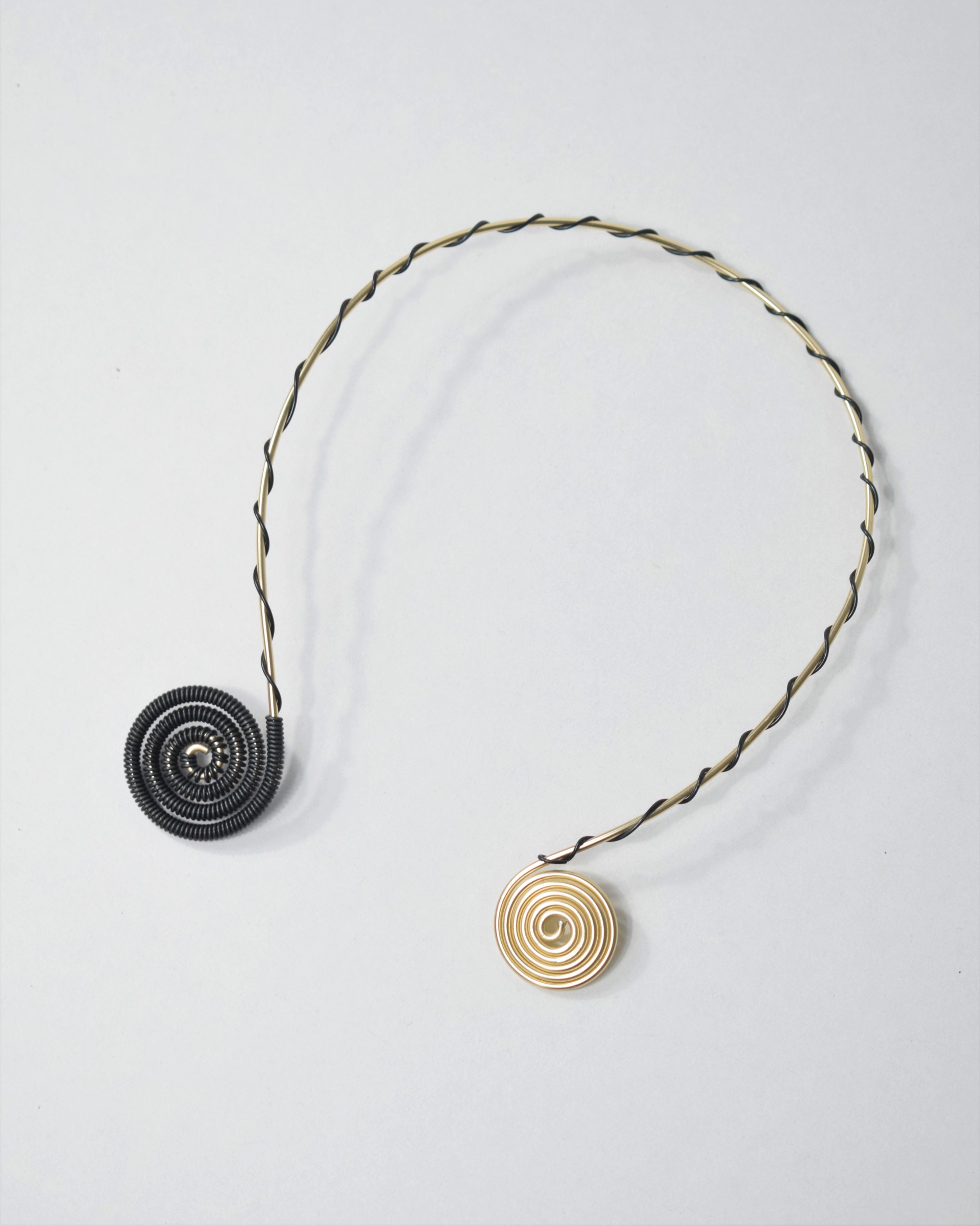 Κολιέ light gold με μαύρο σπιράλ