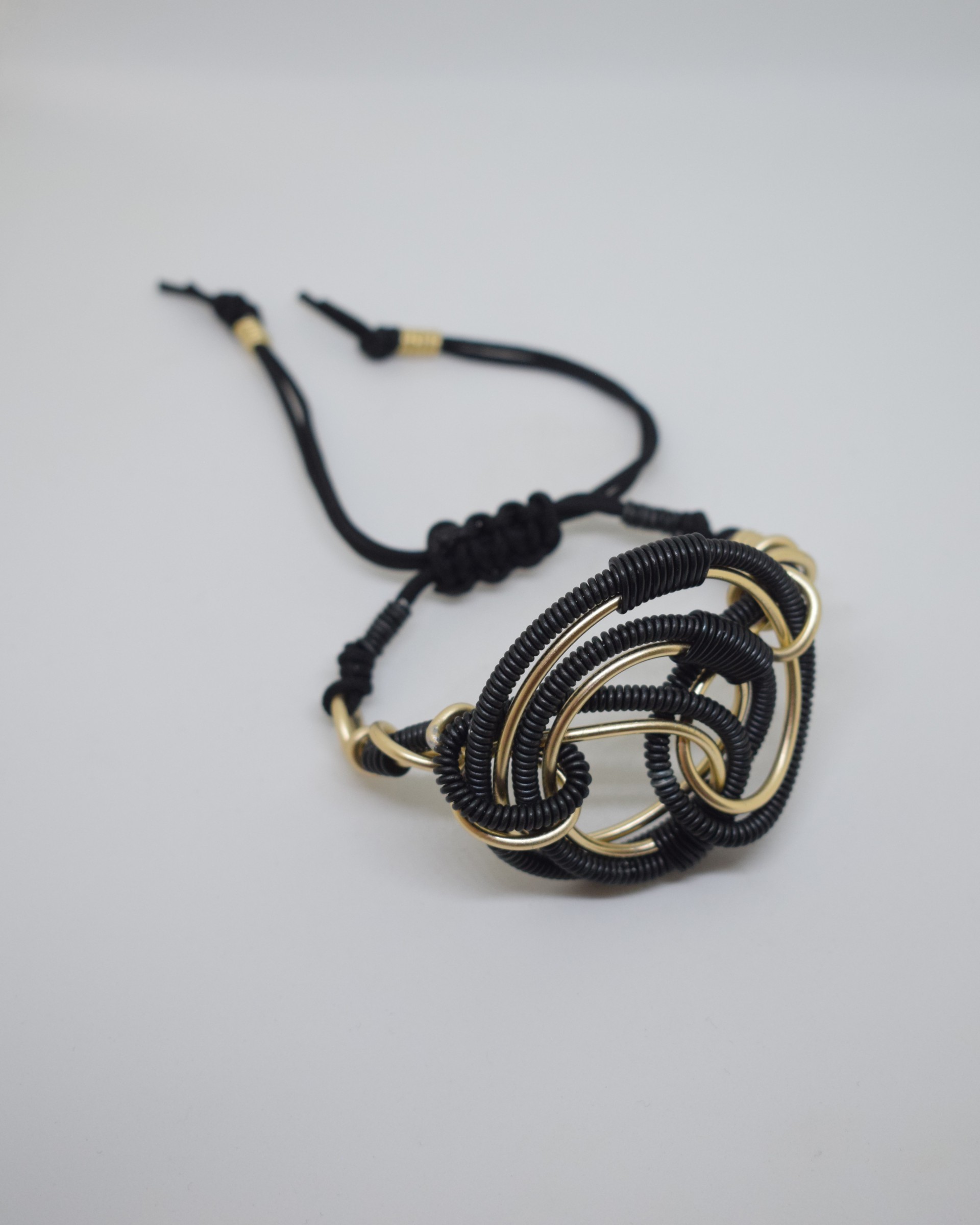 Βραχιόλι light gold με μαύρο σπιράλ