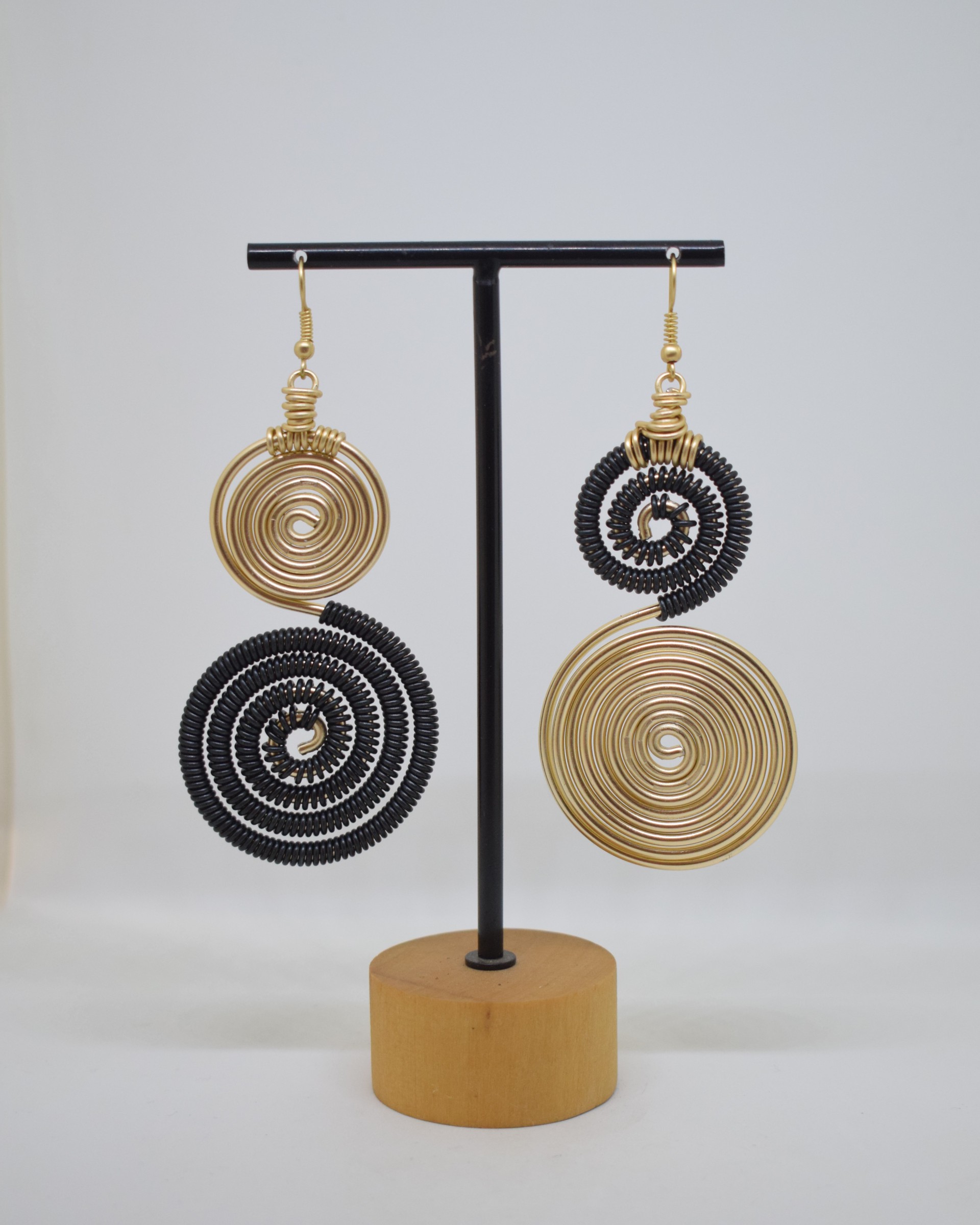 Σκουλαρίκια light gold με μαύρο σπιράλ