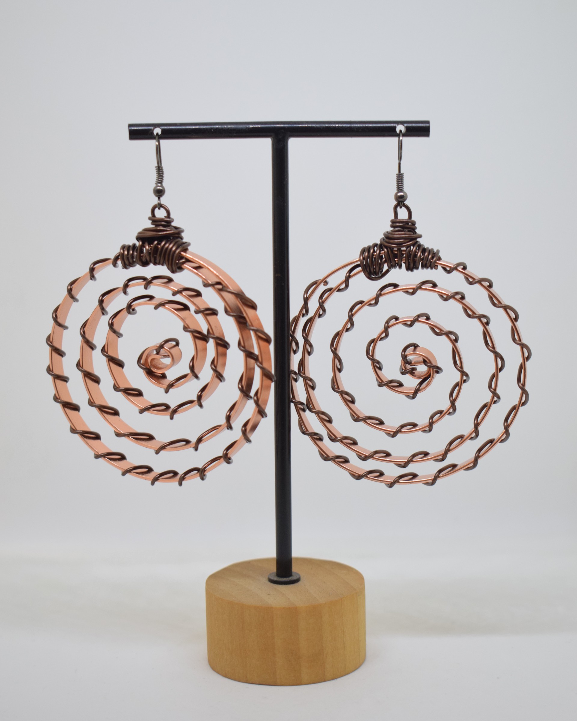 Σκουλαρίκια rose gold με καφέ σπιράλ