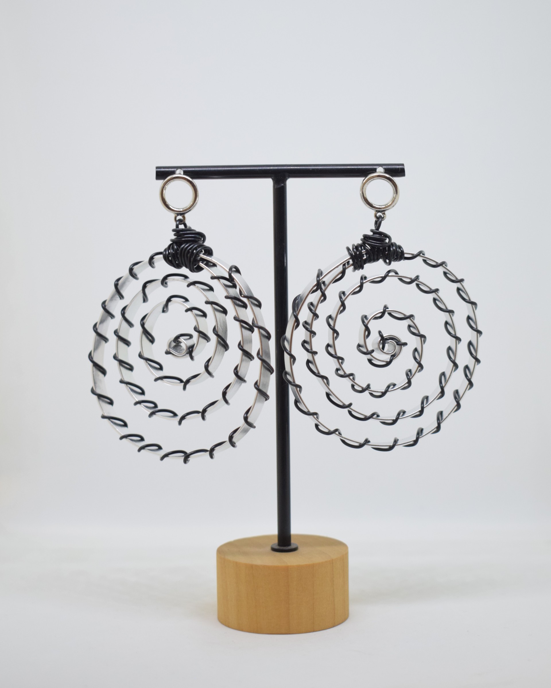 Σκουλαρίκια ασημί με μαύρο σπιράλ