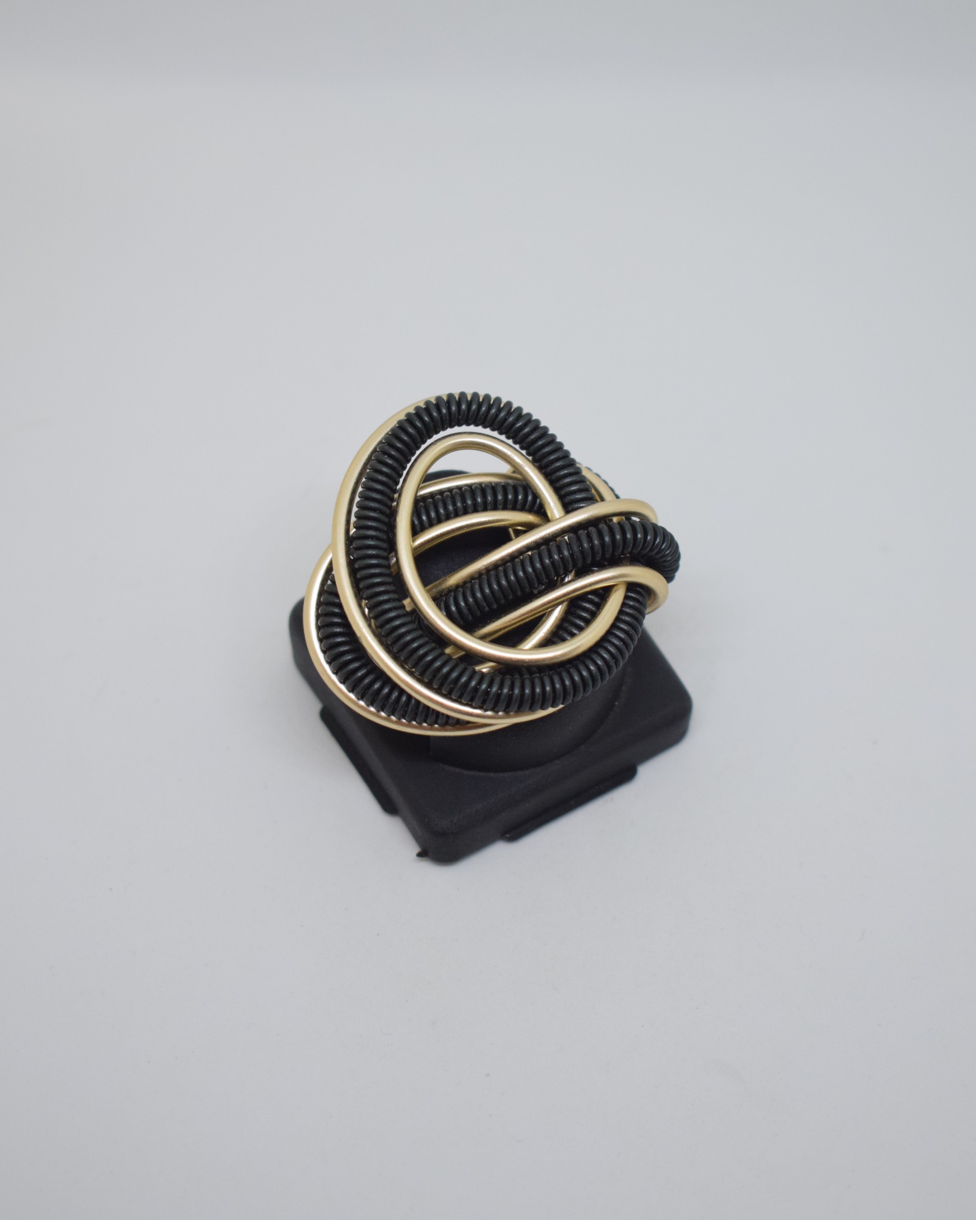 Δαχτυλίδι light gold με μαύρο σπιράλ