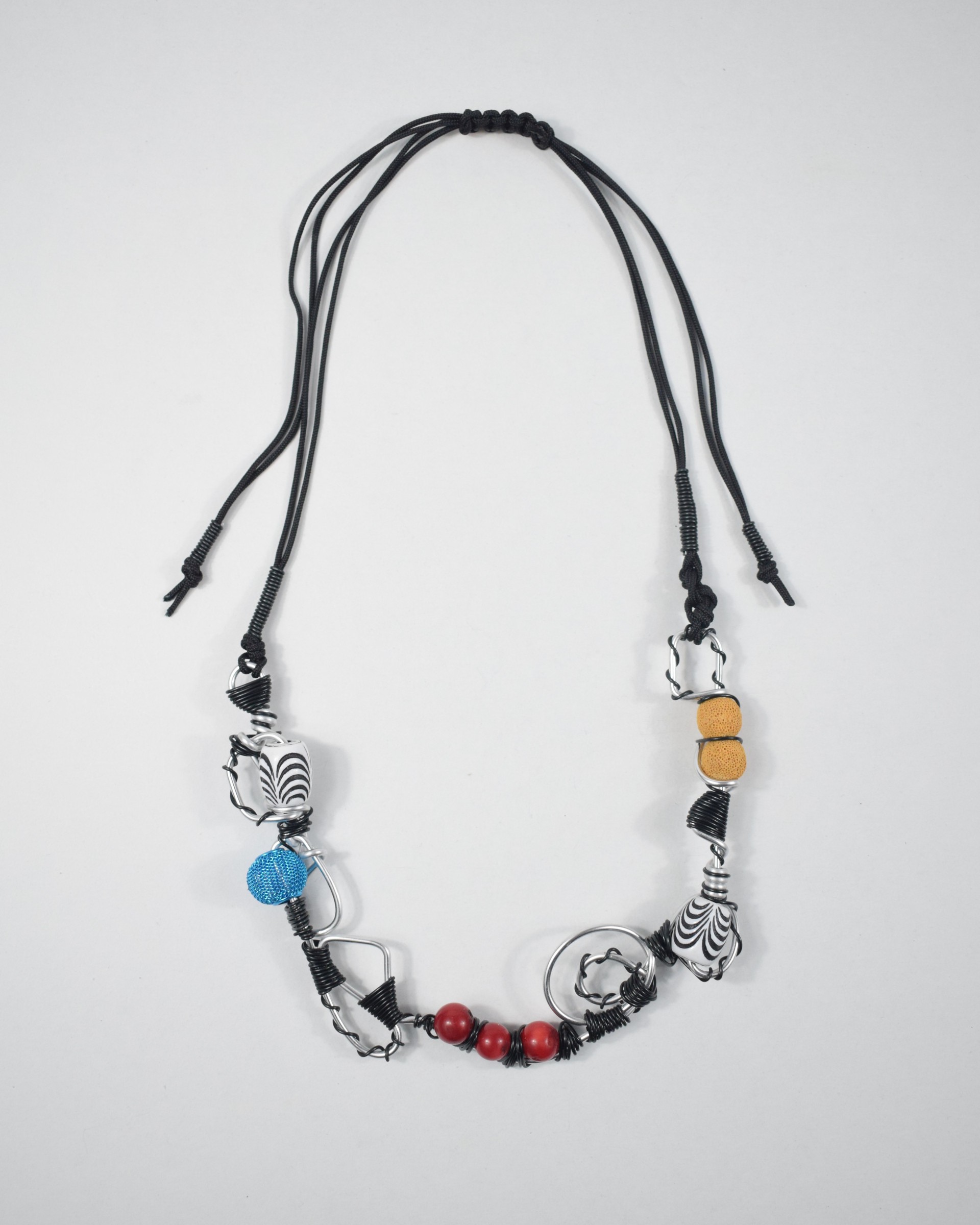 Κολιέ ασημί με μαύρο σπιράλ - χαολίτες - συνθετικές πέτρες & lava.