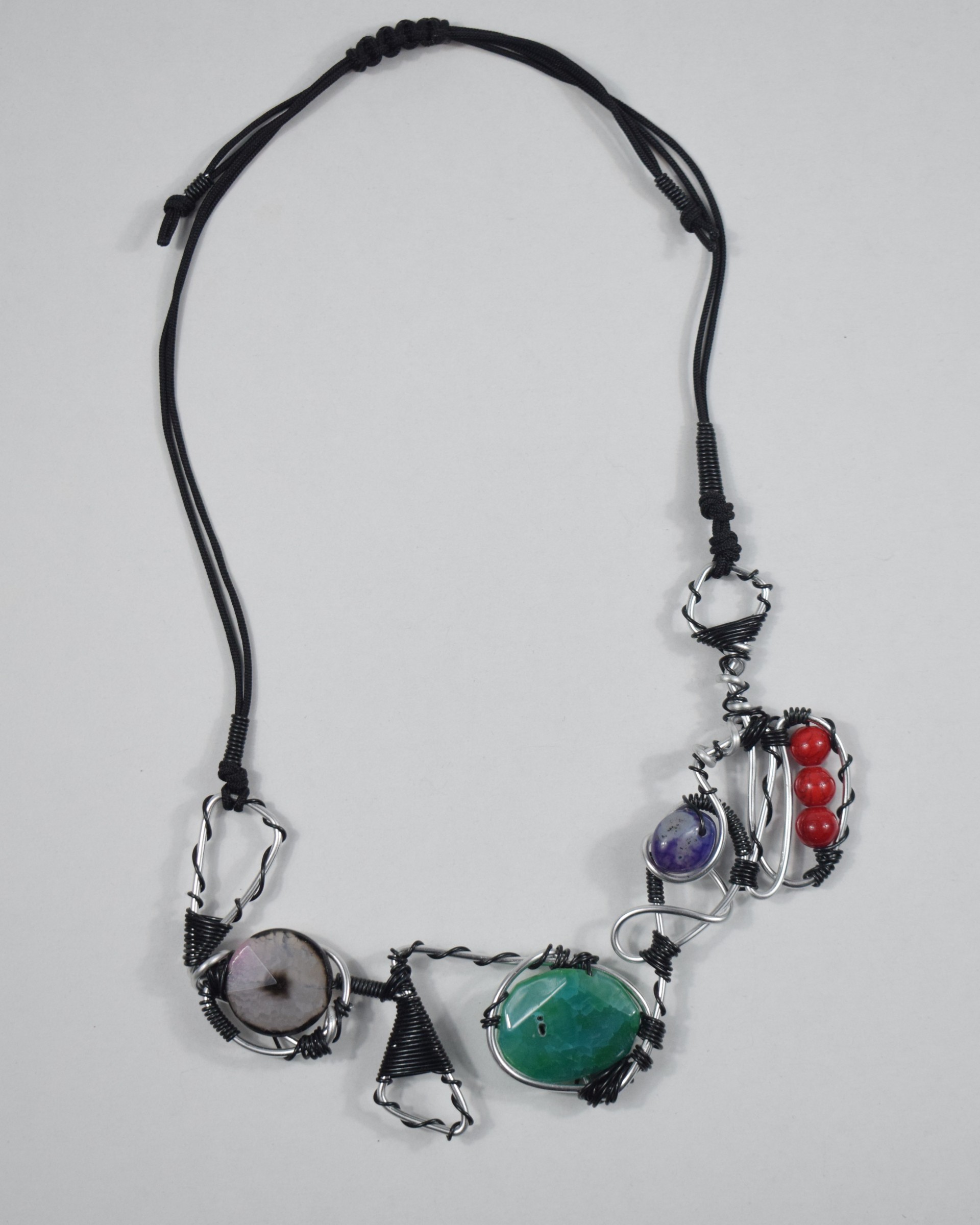 Κολιέ ασημί με μαύρο σπιράλ - αχάτες & χαολίτες