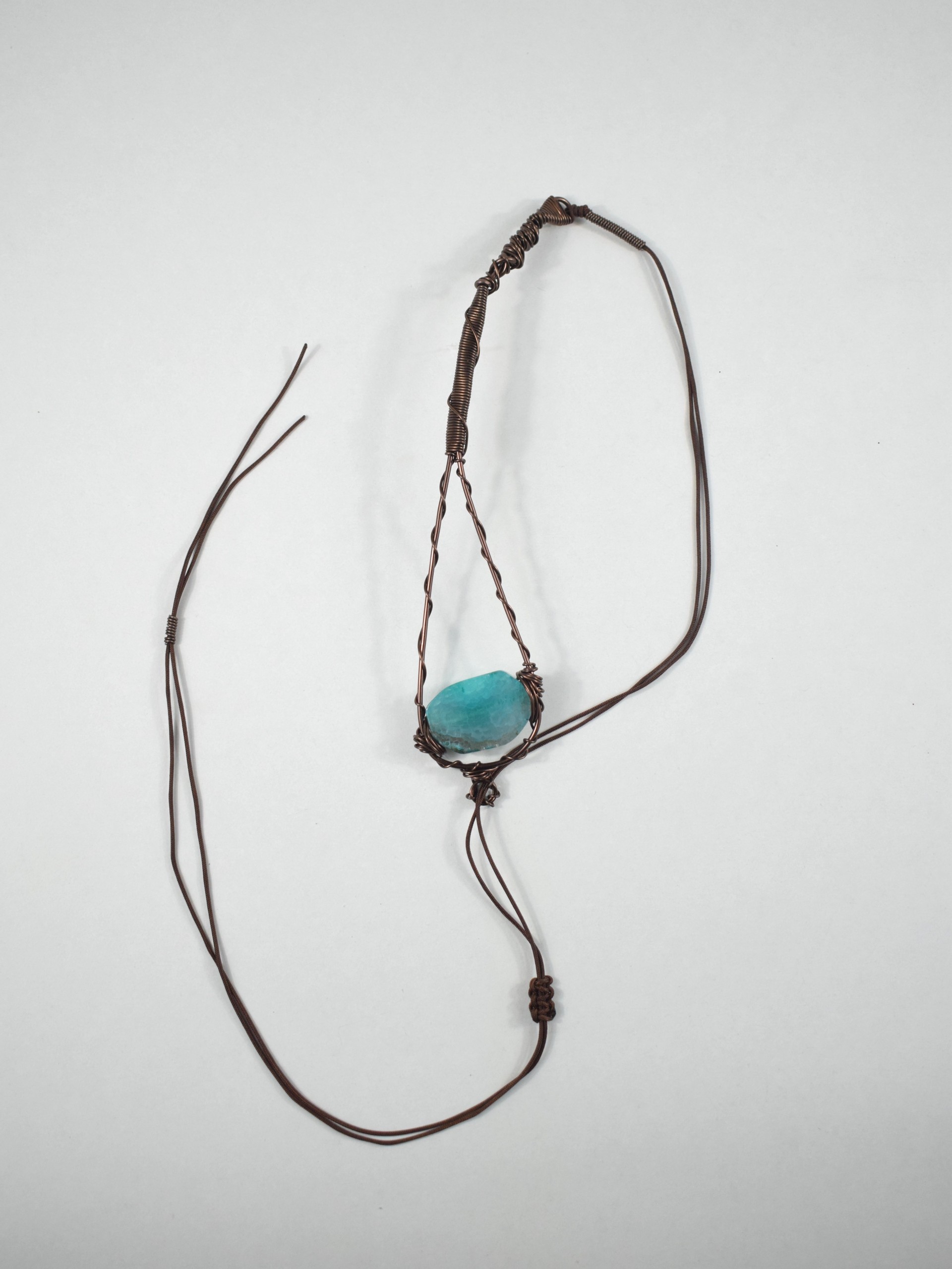 Κολιέ καφέ με σπιράλ & γυαλισμένο αχάτη