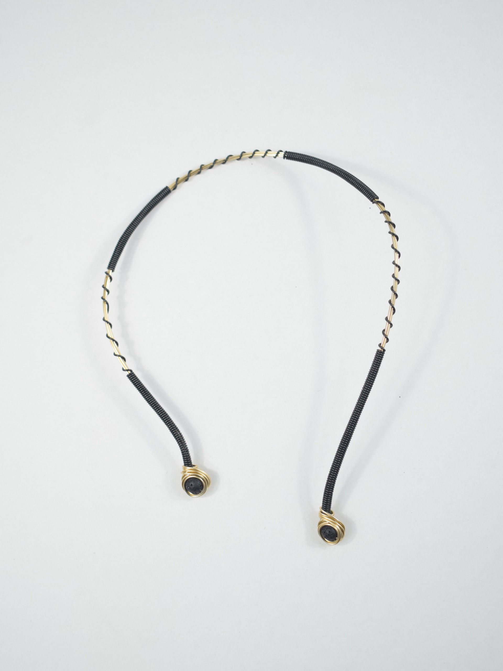 Κολιέ light gold με μαύρο σπιράλ & lava