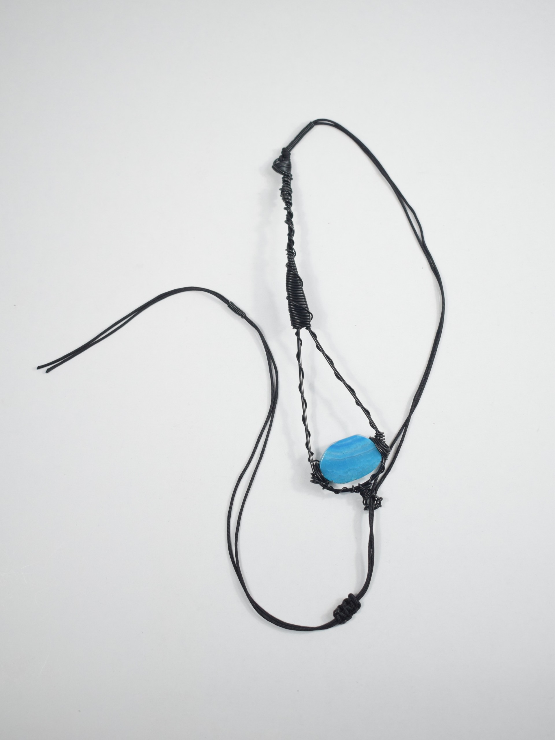 Κολιέ μαύρο με γαλάζιο αχάτη