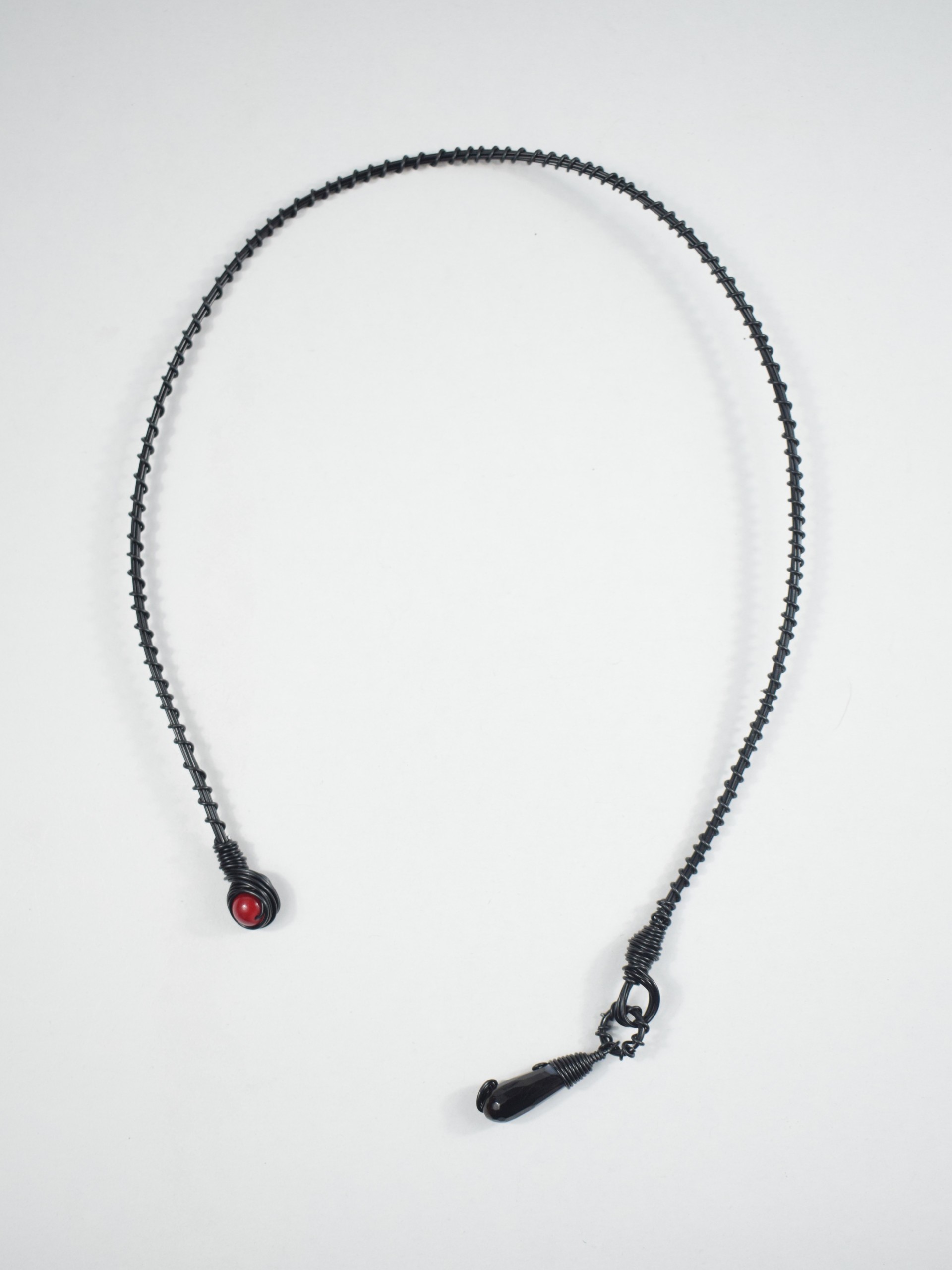 Κολιέ μαύρο σπιράλ με κόκκινο χαολίτη & μαύρο αχάτη