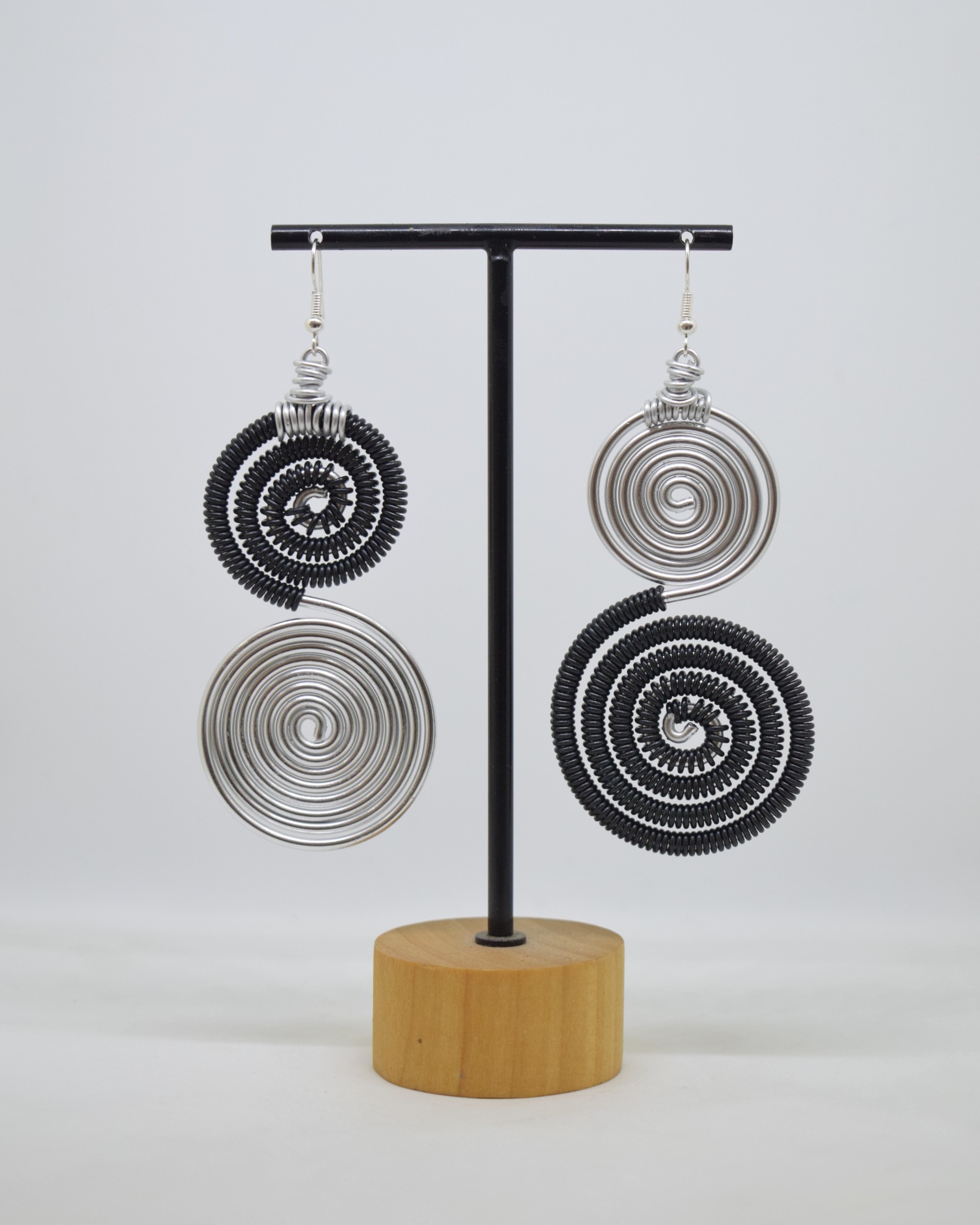Σκουλαρίκια ασημί με μαύρο σπιράλ