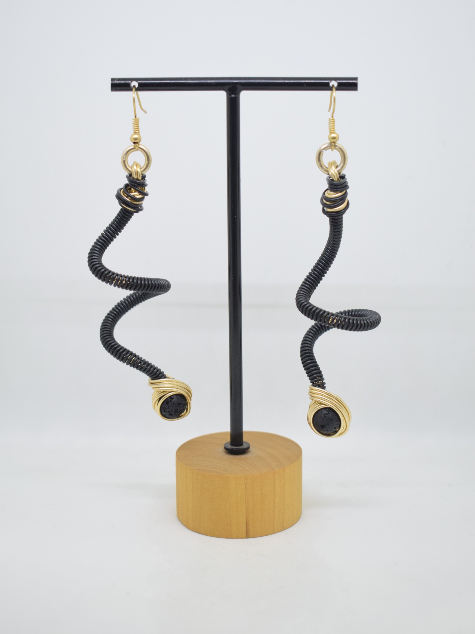 Σκουλαρίκια light gold με μαύρο σπιράλ & lava