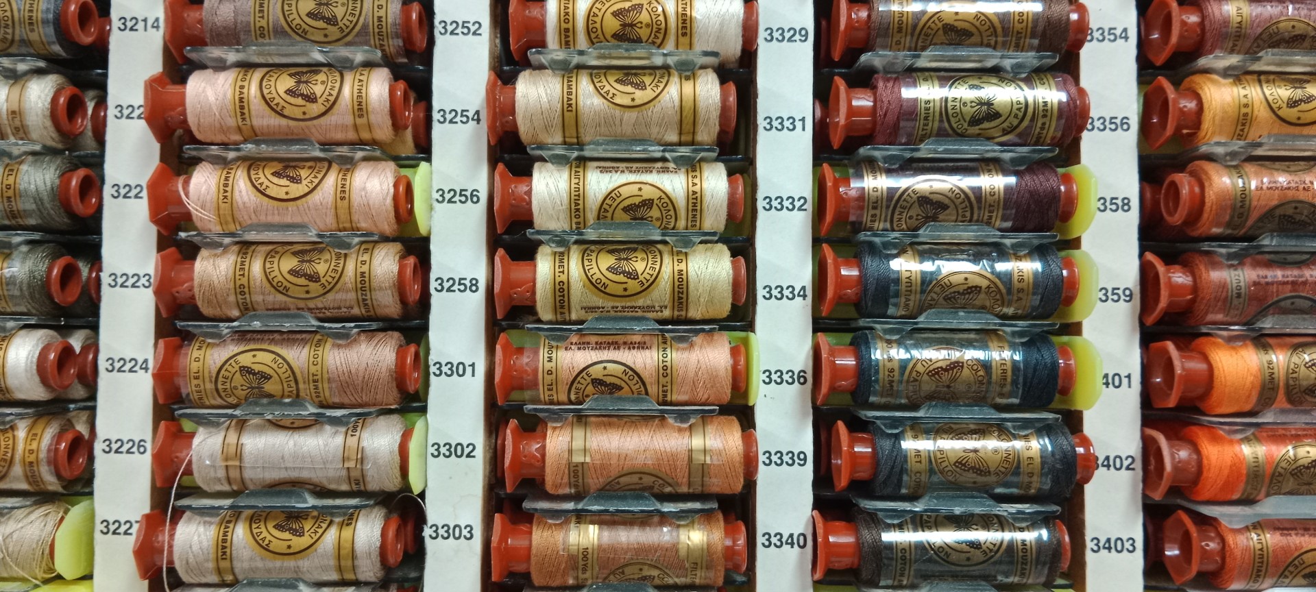 ΚΛΩΣΤΗ ΣΕ ΚΟΛΩΝΑΚΙ ΒΑΜΒΑΚΕΡΗ ΠΕΤΑΛΟΥΔΑ