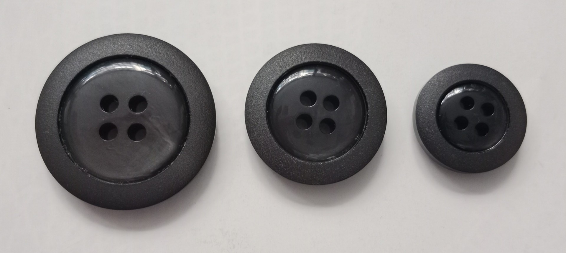 ΚΟΥΜΠΙ ΠΛΑΣΤΙΚΟ ΣΕ ΓΚΡΙ ΣΚΟΥΡΟ ΧΡΩΜΑ