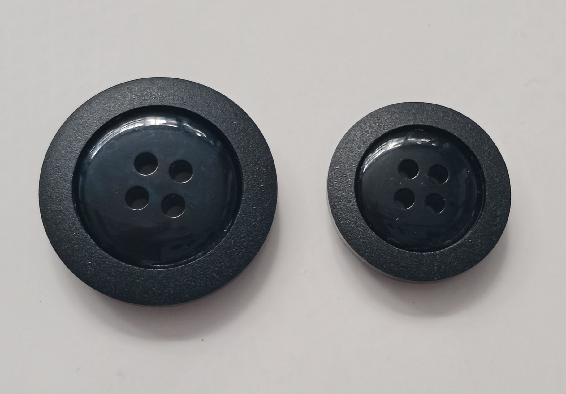 ΚΟΥΜΠΙ ΣΕ ΜΠΛΕ ΣΚΟΥΡΟ ΧΡΩΜΑ