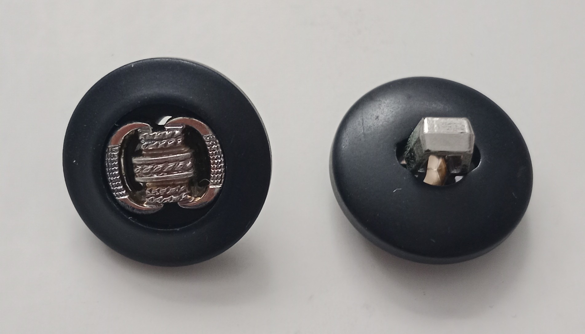 ΚΟΥΜΠΙ ΜΑΥΡΟ ΜΕ ΑΣΗΜΙ ΛΕΠΤΟΜΕΡΕΙΑ ΣΤΟ ΚΕΝΤΡΟ