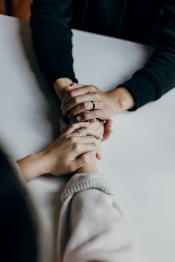 People-being-supportive-to-each-other