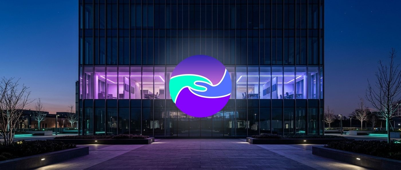 Το σήμα της Plan Insurance, η χειραψία, πάνω σε φωτισμένο κτίριο γραφείων