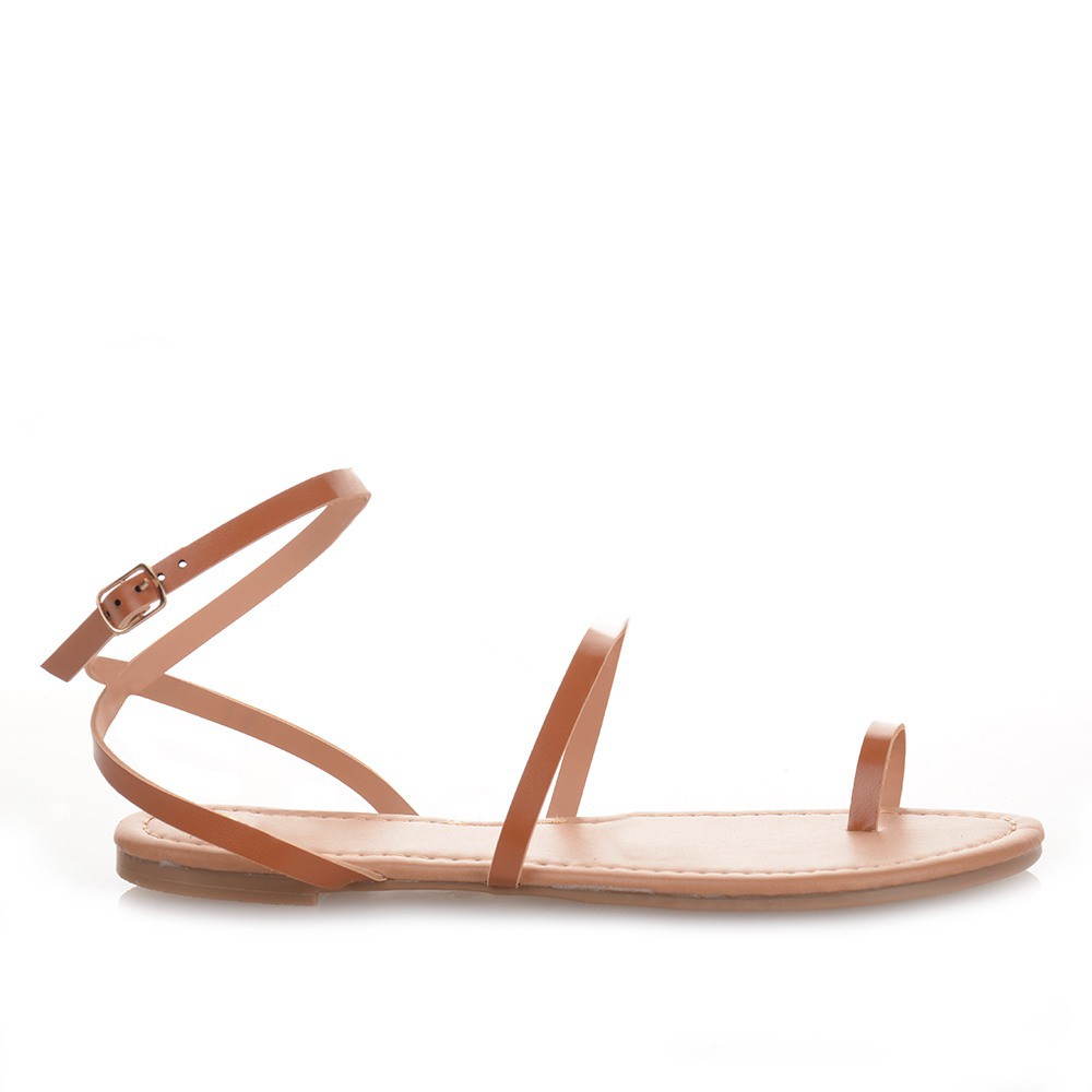 Γυναικεία καφέ σανδάλια με λουράκια και toe ring Famous