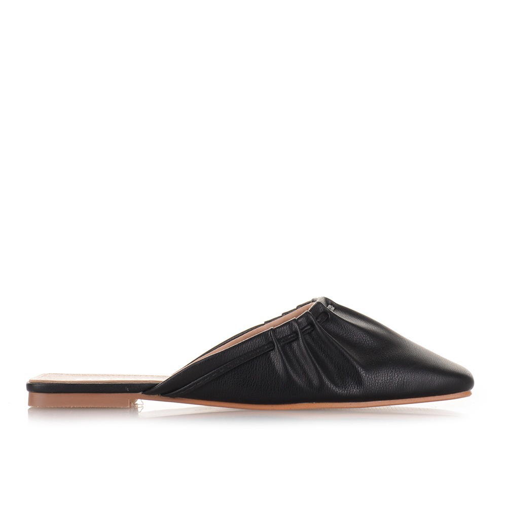 Γυναικεία flat mules σε μαύρο χρώμα Famous